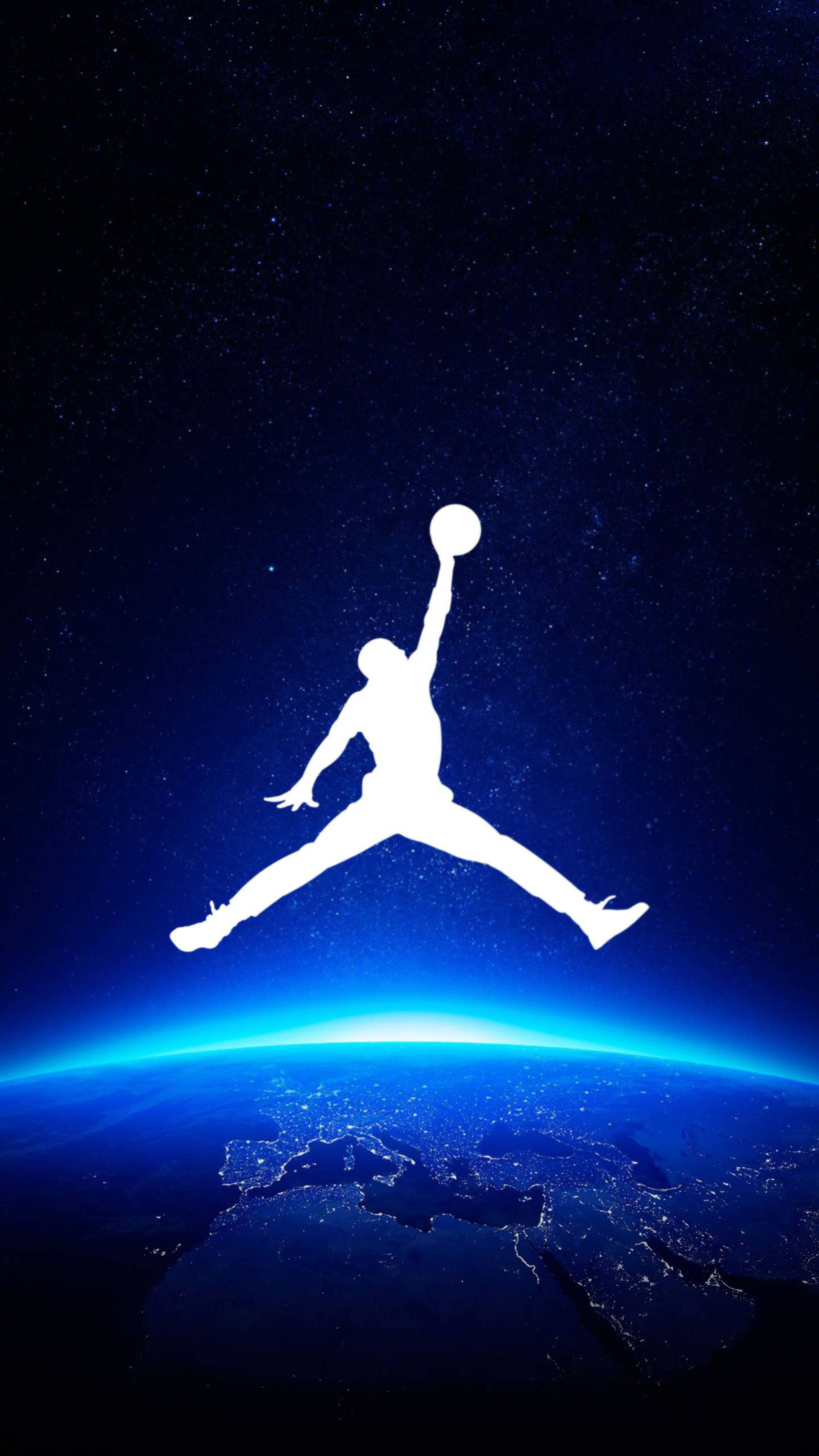 Air Jordan 桌布 壁紙 — 在繁星點點的夜空下，一個白色籃球運動員剪影在地球發光的藍色曲線上方騰空。
