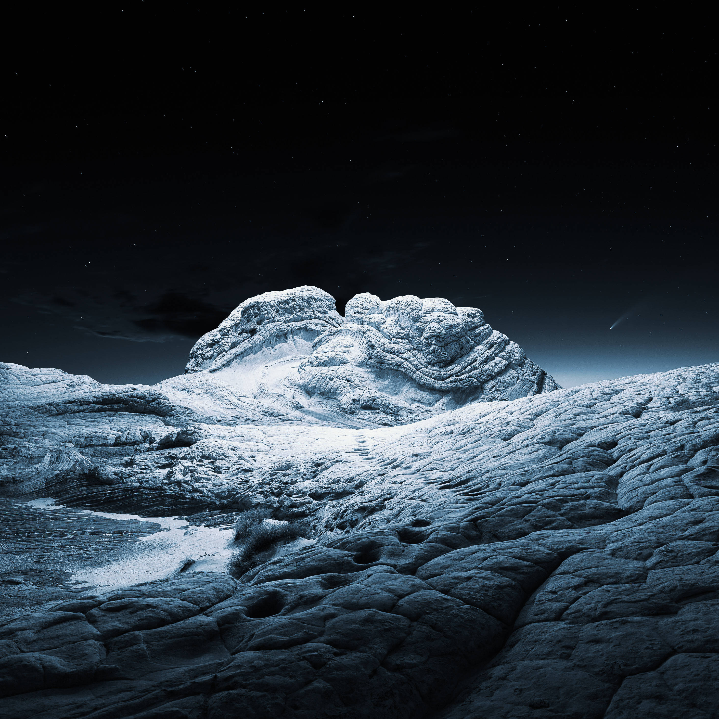 Sur 桌布 壁紙 — 在繁星點點的夜空下，一座積雪的山峰，一顆微弱的彗星劃過黑暗的天空。