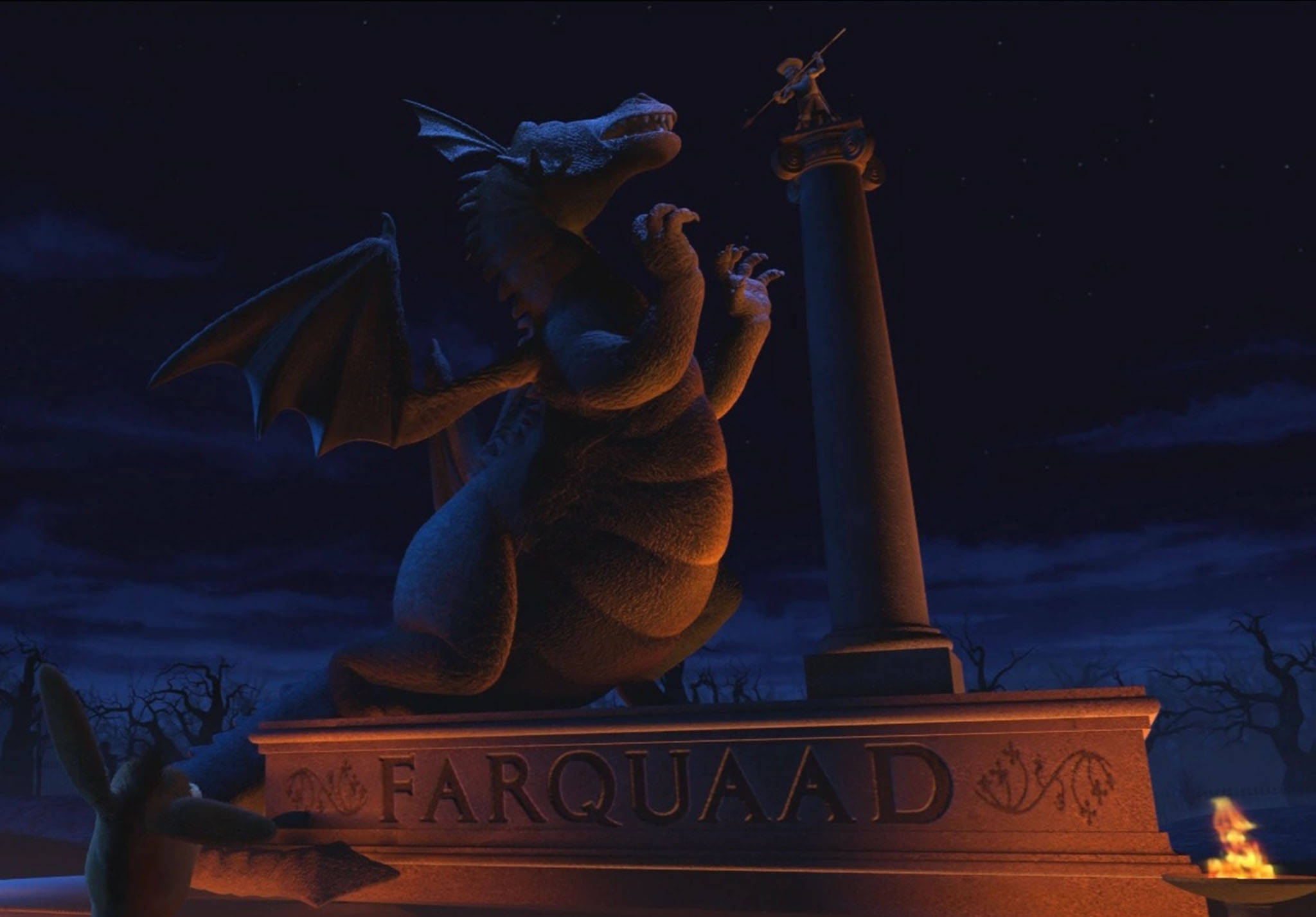 Lord Farquaad 桌布 壁紙 — 在繁星點點的夜空下，一棵棵光禿禿的樹木和一支搖曳的火把旁，一條巨大的龍雕像緊緊抓住一根柱子，柱頂有一個小小的雕像。