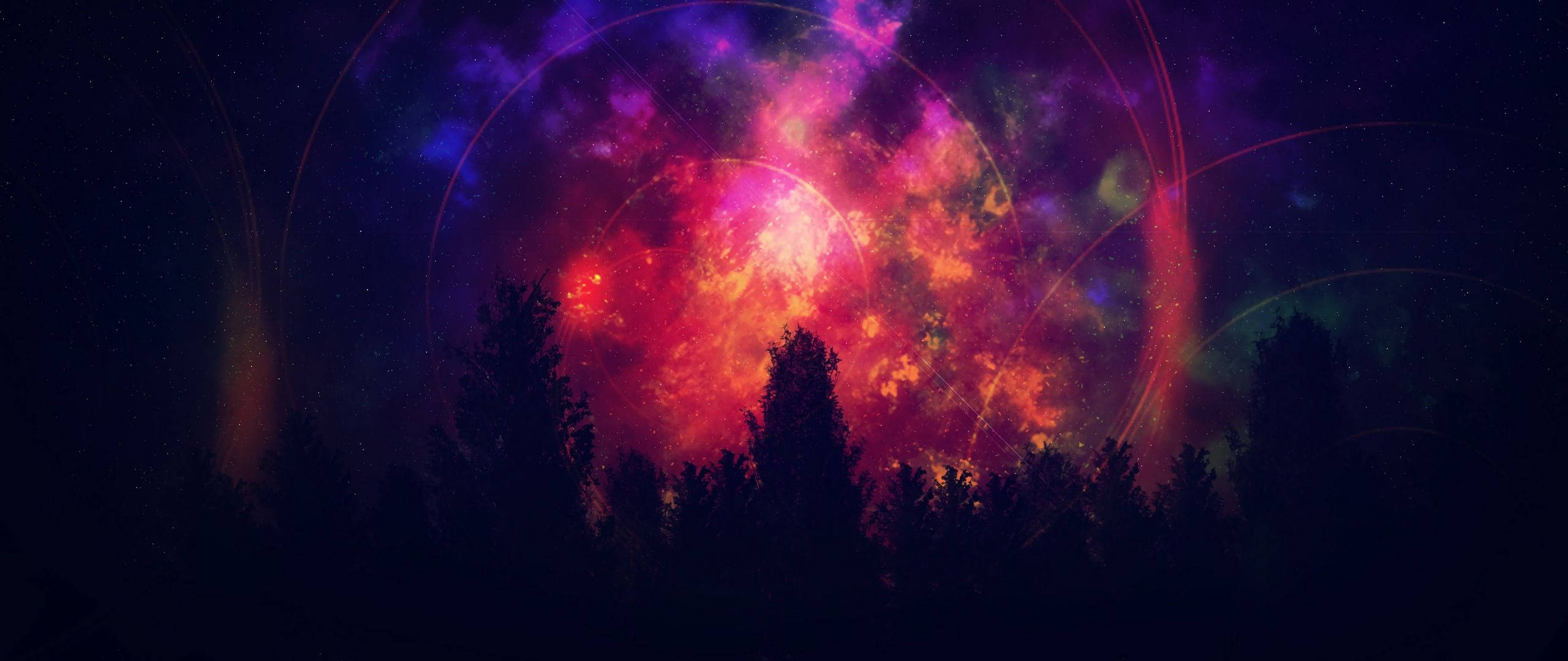 紅色美學動圖 桌布 壁紙 — 在繁星點點的夜空下，一片充滿活力的宇宙星雲以紅色、紫色和藍色在黑暗森林剪影後方爆發。