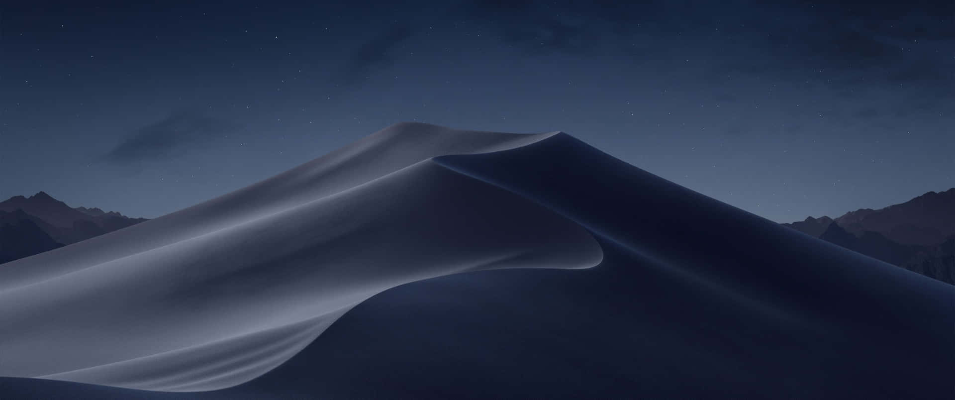繁星夜空下平滑的沙漠沙丘與山巒剪影 — 超寬 GIF 壁紙