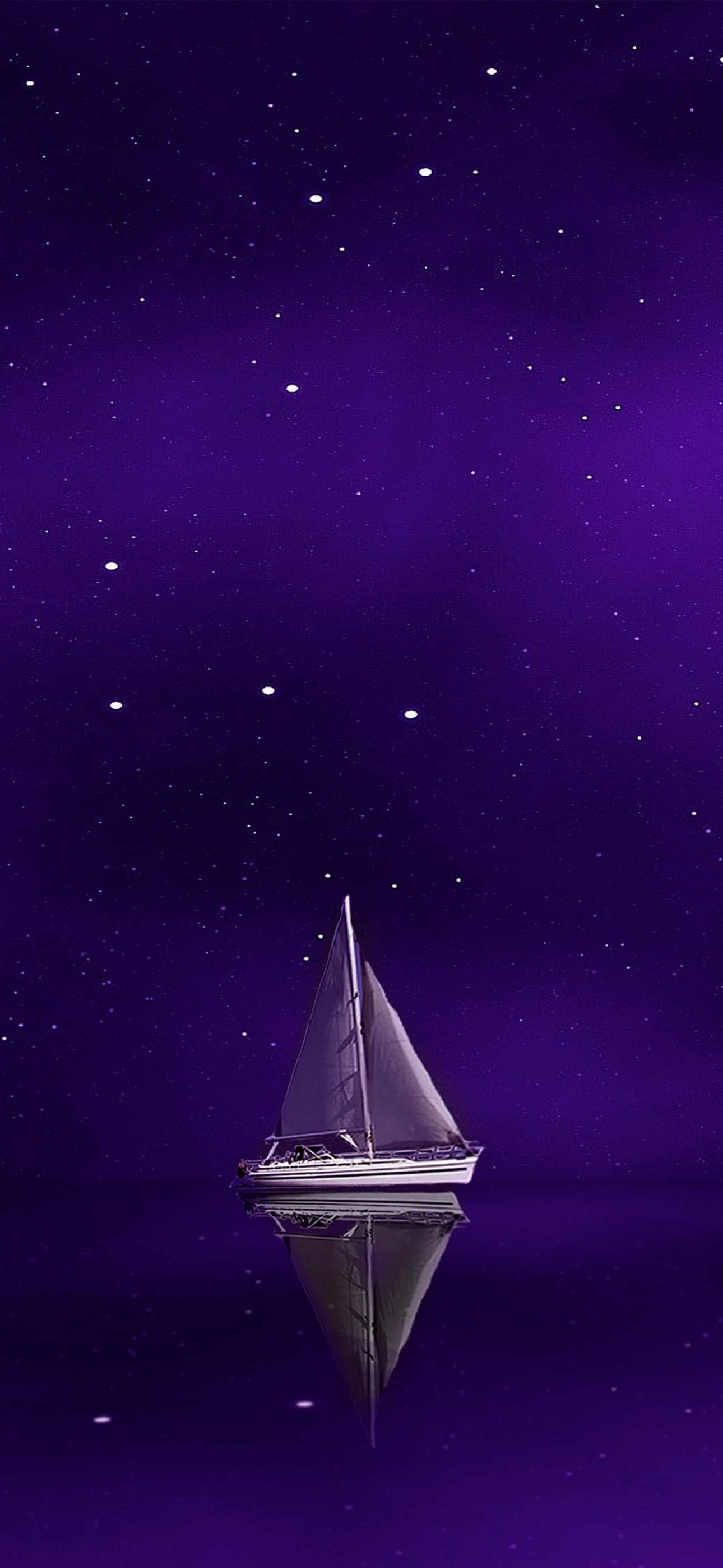 船 桌布 壁紙 — 在繁星點點的夜空下，一艘孤獨的帆船靜靜地漂浮在如鏡面般的紫色湖面上。