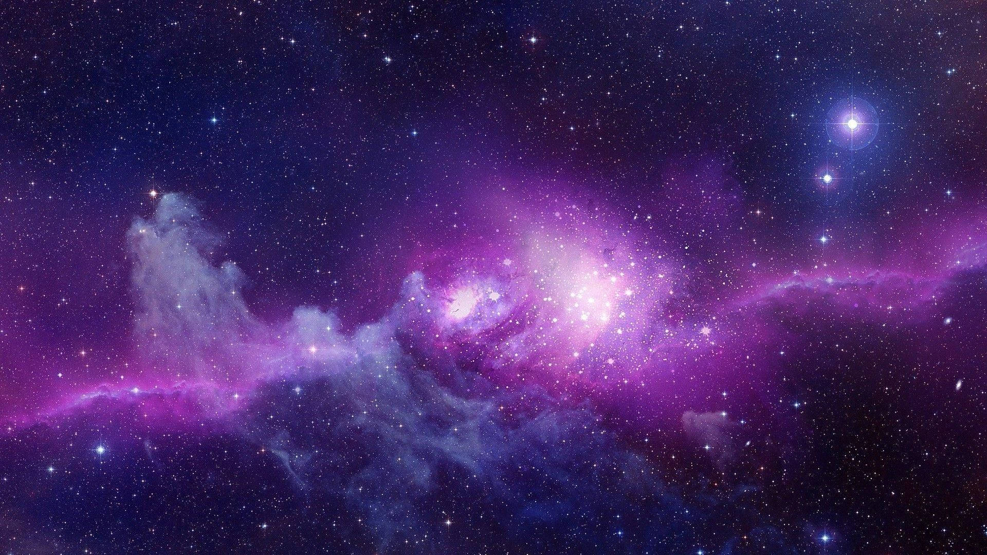 銀河 桌布 壁紙 — 在繁星點點的夜空下，宇宙星雲散發著充滿活力的紫色和藍色色調，令人嘆為觀止。