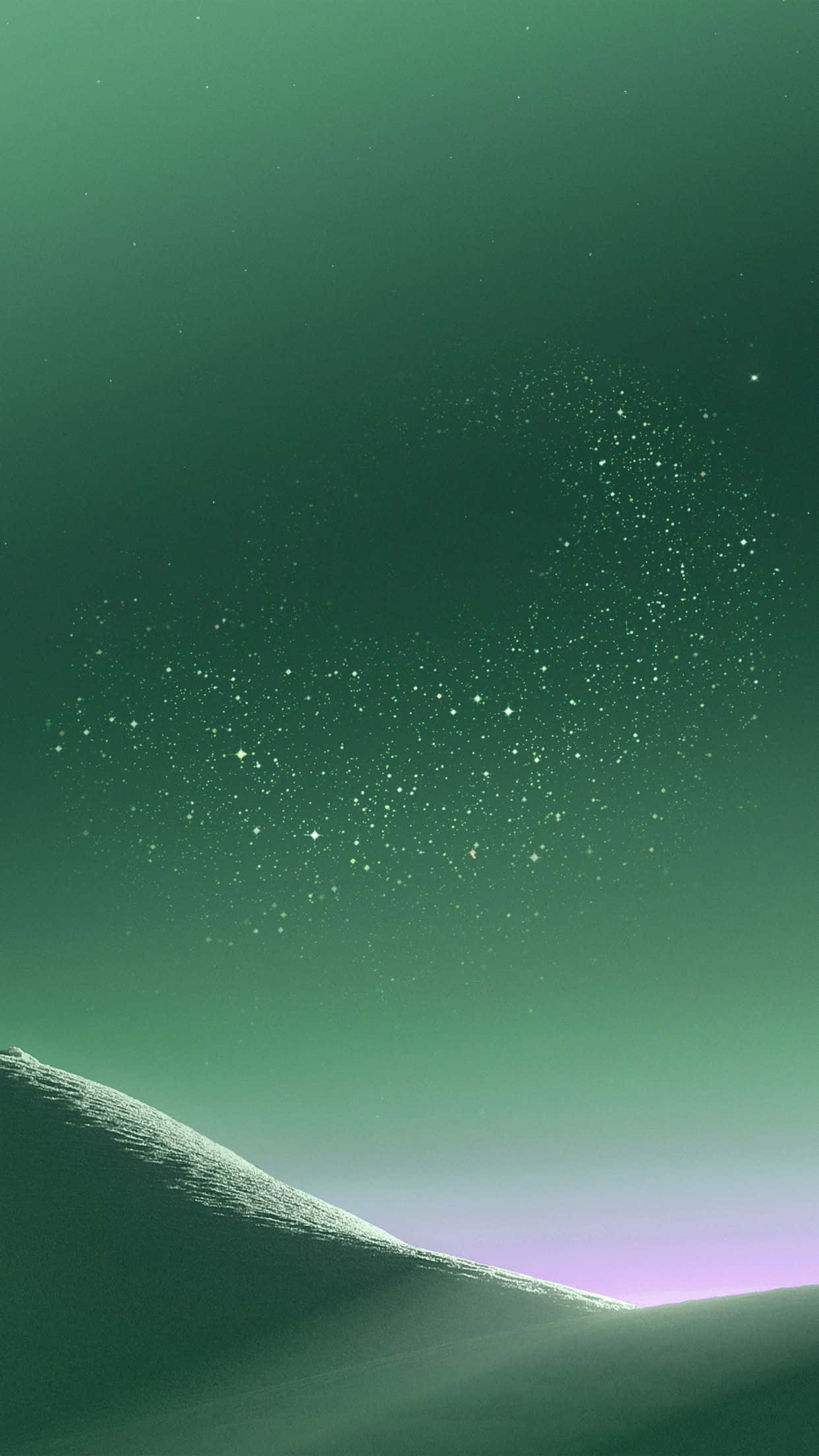 Green Galaxy 桌布 壁紙 — 在繁星點點的夜空下，寧靜的綠色極光覆蓋著被雪覆蓋的沙丘，地平線泛著紫色的光芒。