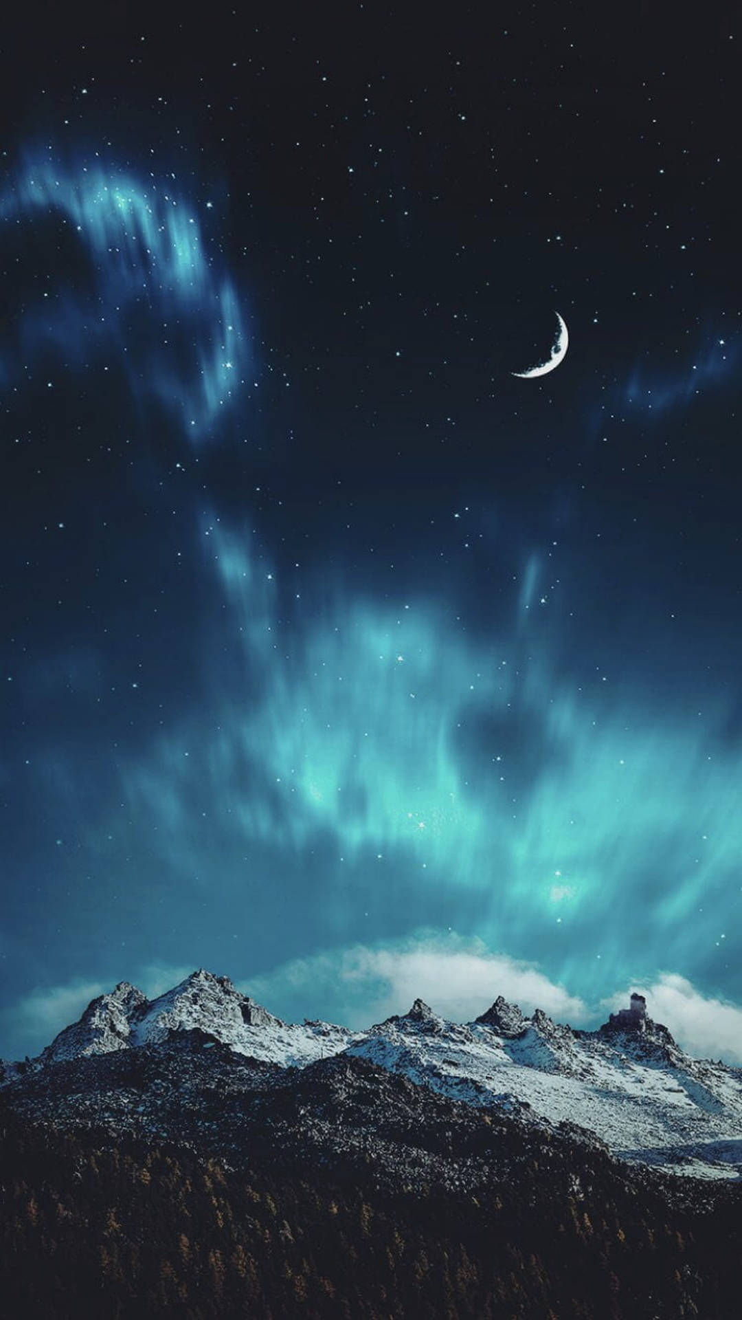 在繁星點點的夜空下，有綠色極光和彎月的雪山。 — 極光 壁紙