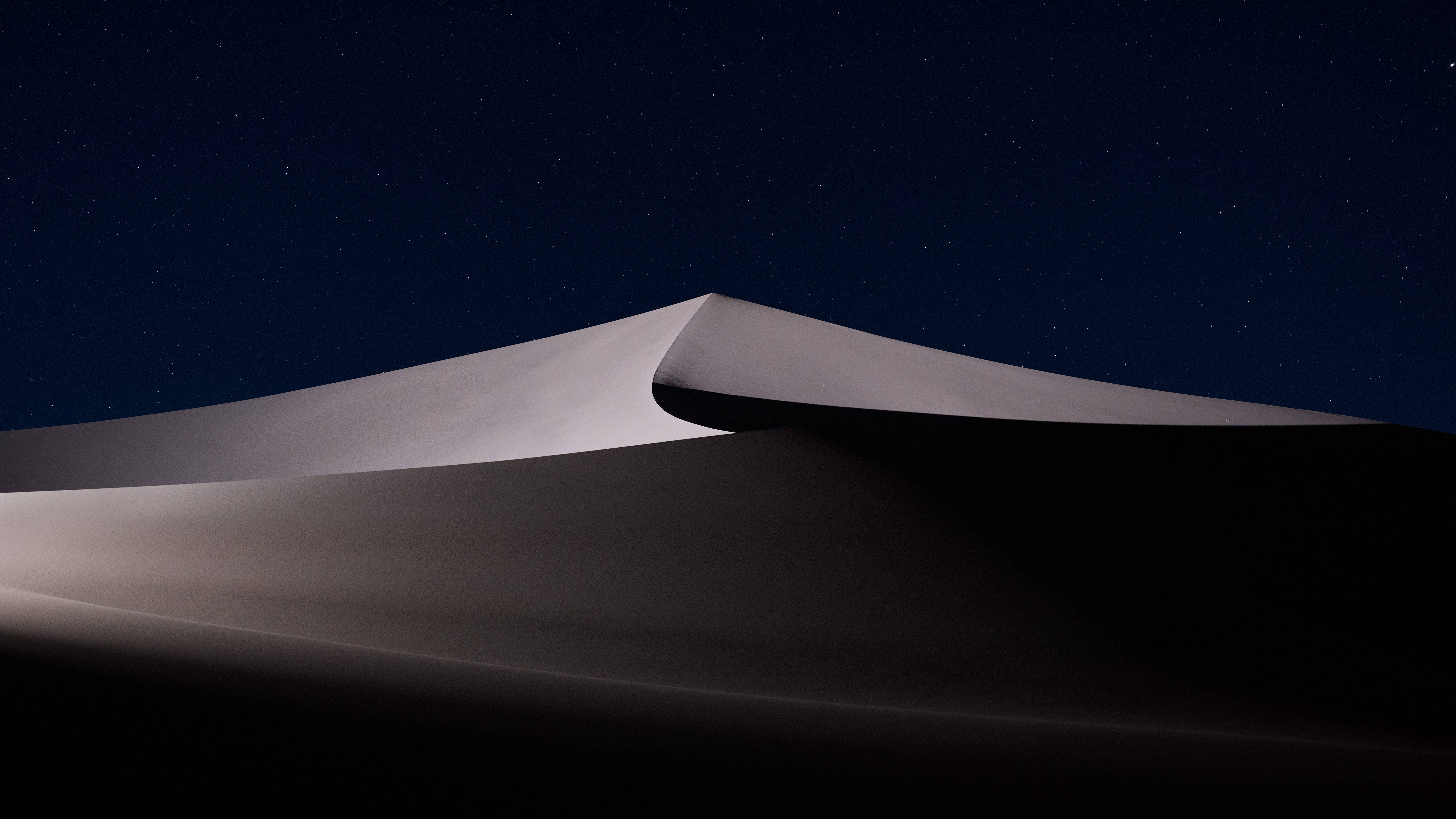 macOS 桌布 壁紙 — 在繁星點點的夜空下，柔和的月光勾勒出平靜沙漠沙丘的流暢曲線。