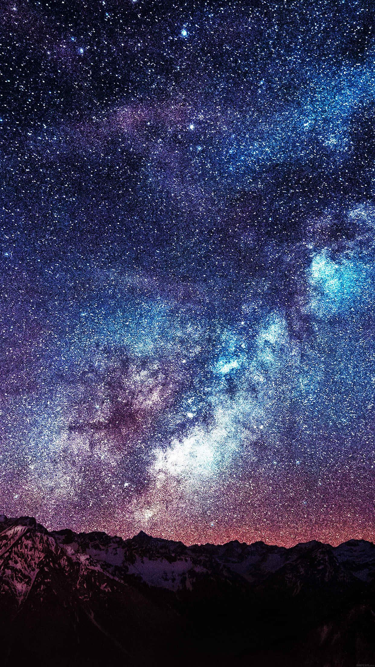 銀河 桌布 壁紙 — 在繁星點點的夜空下，銀河系橫跨積雪覆蓋的山峰的壯麗景色。