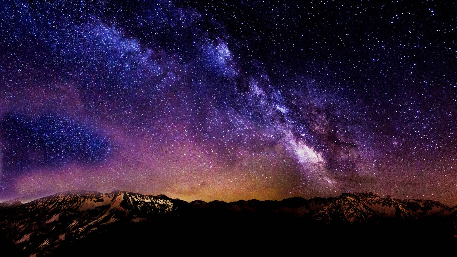 Beautiful Sky 桌布 壁紙 — 在繁星點點的夜空下，銀河系橫跨積雪山峰的壯麗景色。