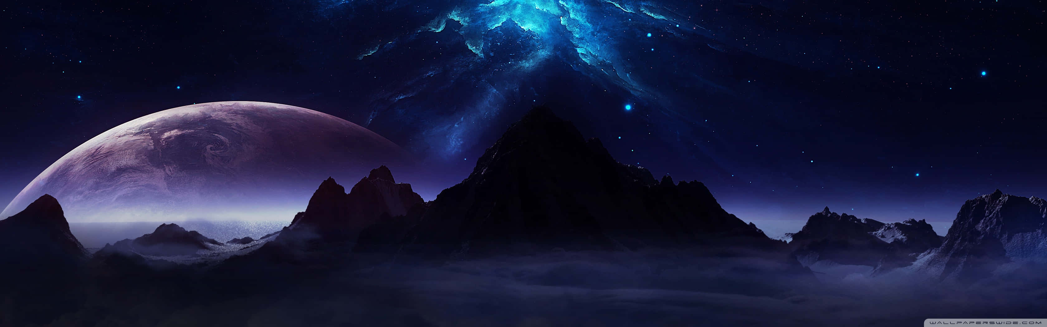 桌布 壁紙 — 在繁星點點的夜空下，雄偉的山脈，伴隨著發光的藍色星雲和遠處的巨大行星。