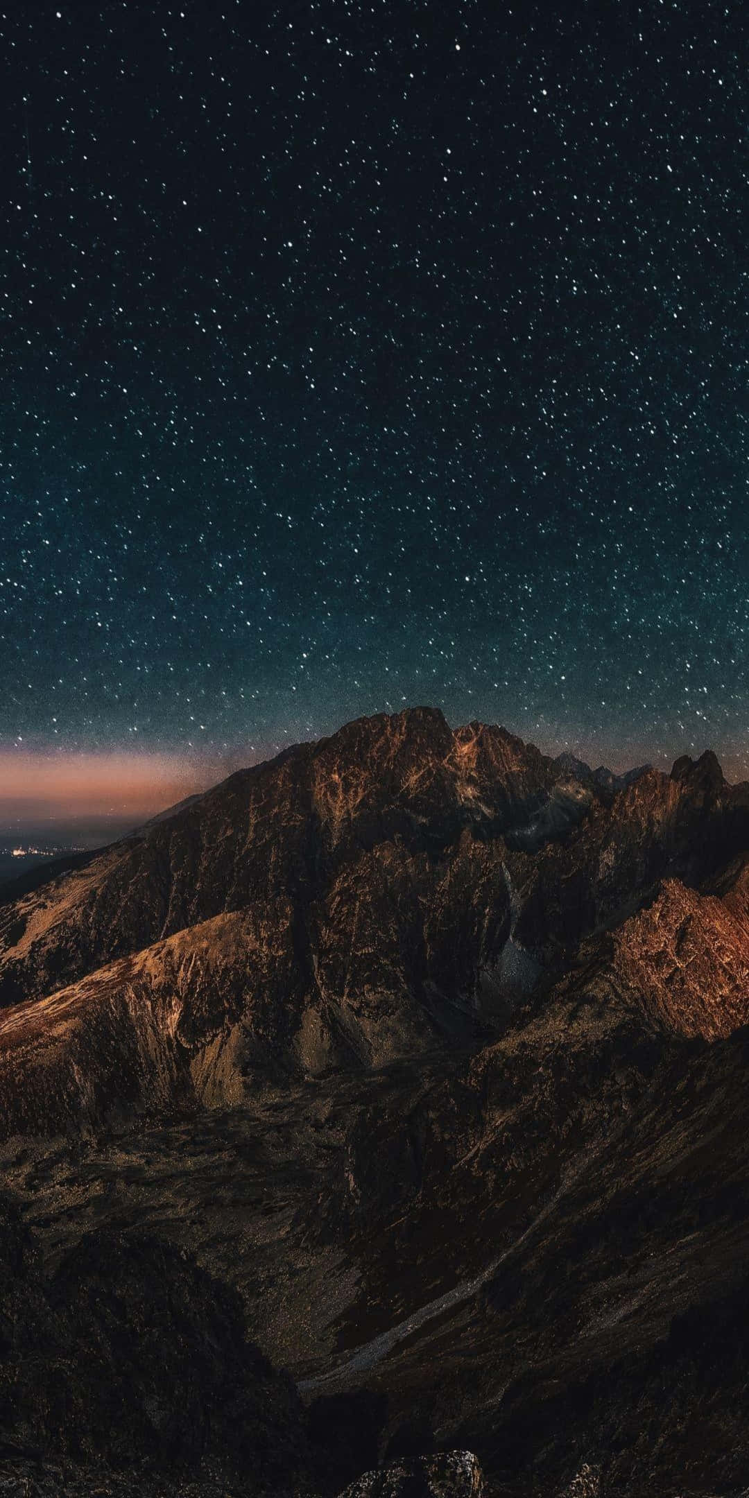 Aesthetic Nature 桌布 壁紙 — 在繁星點點的夜空下，雄偉的山脈與發光的地平線。