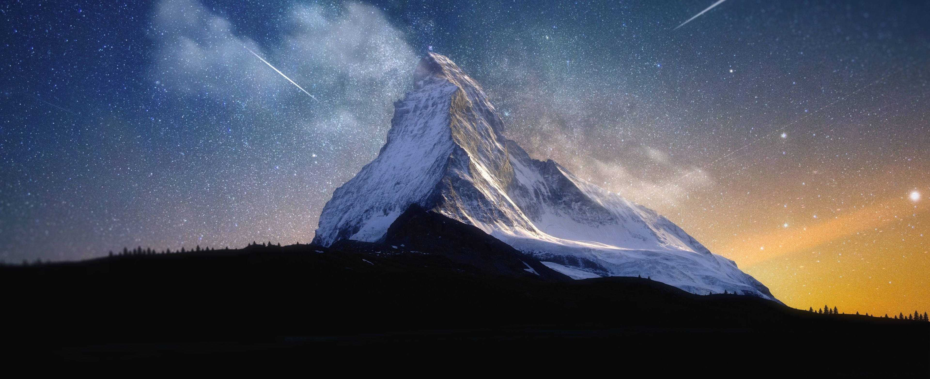 3840x1600 桌布 壁紙 — 在繁星點點的夜空下，雄偉的雪山山峰，伴隨著發光的地平線和流星。