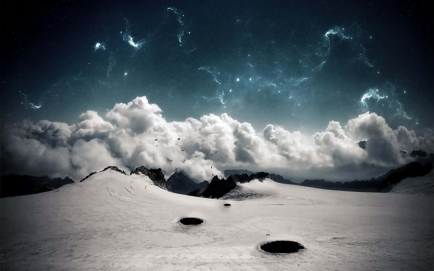 Black And White Cloud 桌布 壁紙 — 在繁星點點的夜空下，雪覆蓋的山景，帶有發光的星雲和戲劇性的雲層。