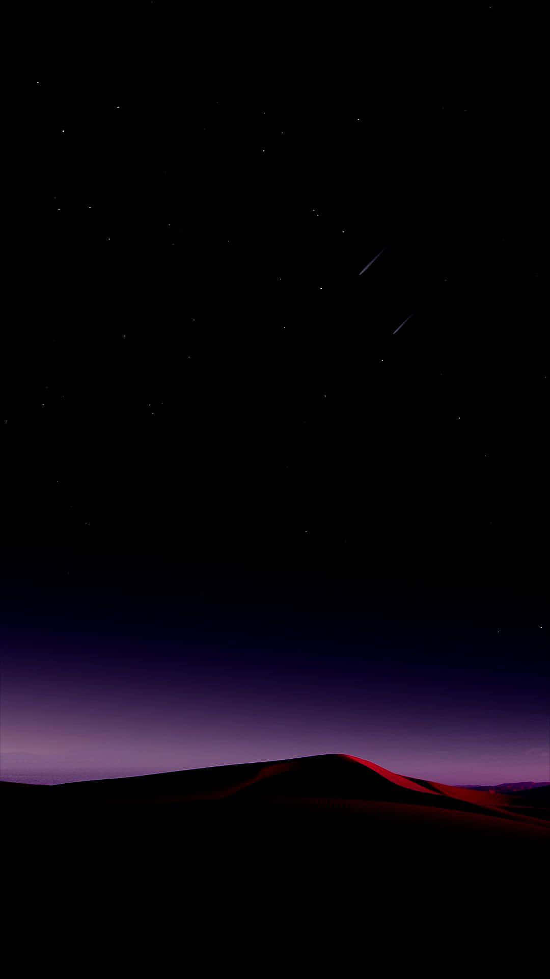 山景 桌布 壁紙 — 在繁星點點的夜空下，黑暗的沙漠輪廓，兩顆流星劃過紫色的地平線。