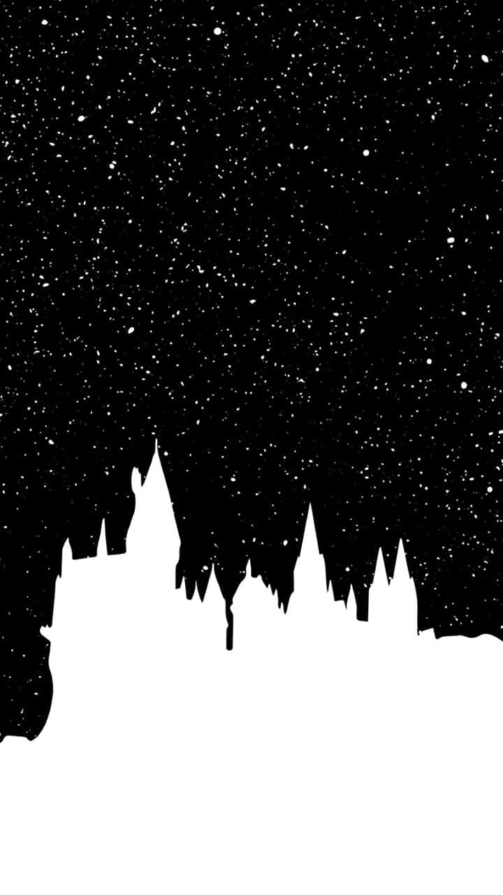 Harry Potter Black And White 桌布 壁紙 — 在繁星點點的夜空背景下，一座鋸齒狀城堡天際線的鮮明黑白剪影。