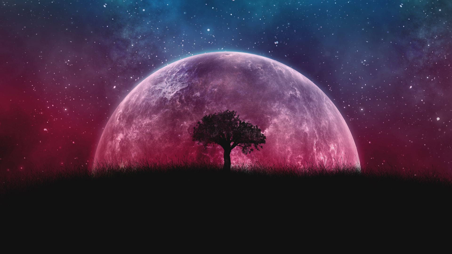 銀河月亮 桌布 壁紙 — 在繁星點點的宇宙天空下，一棵孤獨的樹影矗立在長滿青草的山丘上，背景是一個巨大的發光紫色星球。