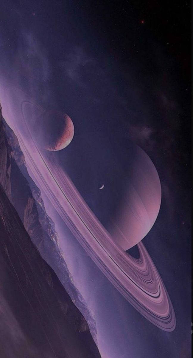 黑紫美學 桌布 壁紙 — 在繁星點點的宇宙天空下，一顆雄偉的紫色環狀行星聳立在崎嶇的懸崖邊緣之上。