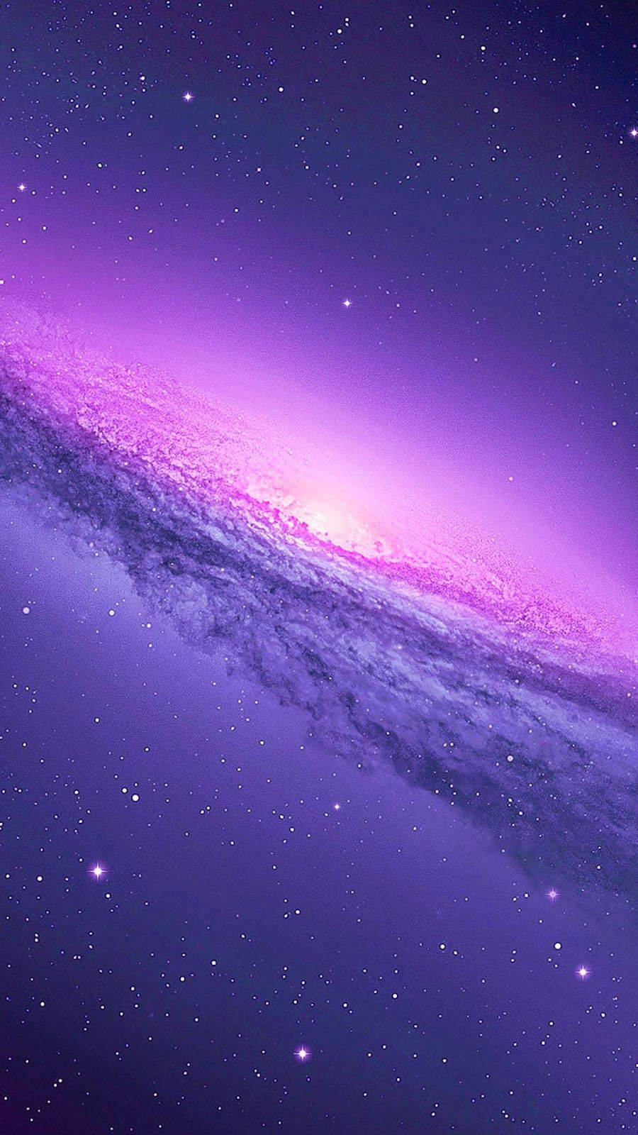 三星 Galaxy 4K 桌布 壁紙 — 在繁星點點的宇宙背景下，一個螺旋星系散發出充滿活力的紫色和粉紅色光芒，令人嘆為觀止。