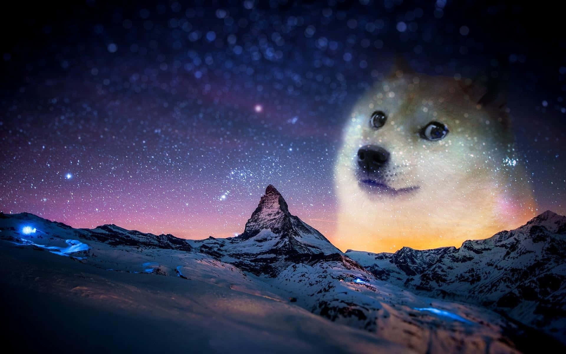 meme 桌布 壁紙 — 在繁星點點的暮色天空下，一座積雪的山峰背後有一個巨大的狗狗臉在發光。