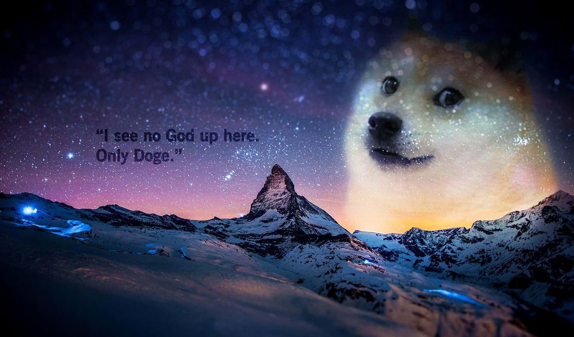 Cute Animal Memes 桌布 壁紙 — 在繁星點點的暮色天空下，一座積雪的山峰，背後有一個巨大的 Doge 臉發光，並有文字疊加。