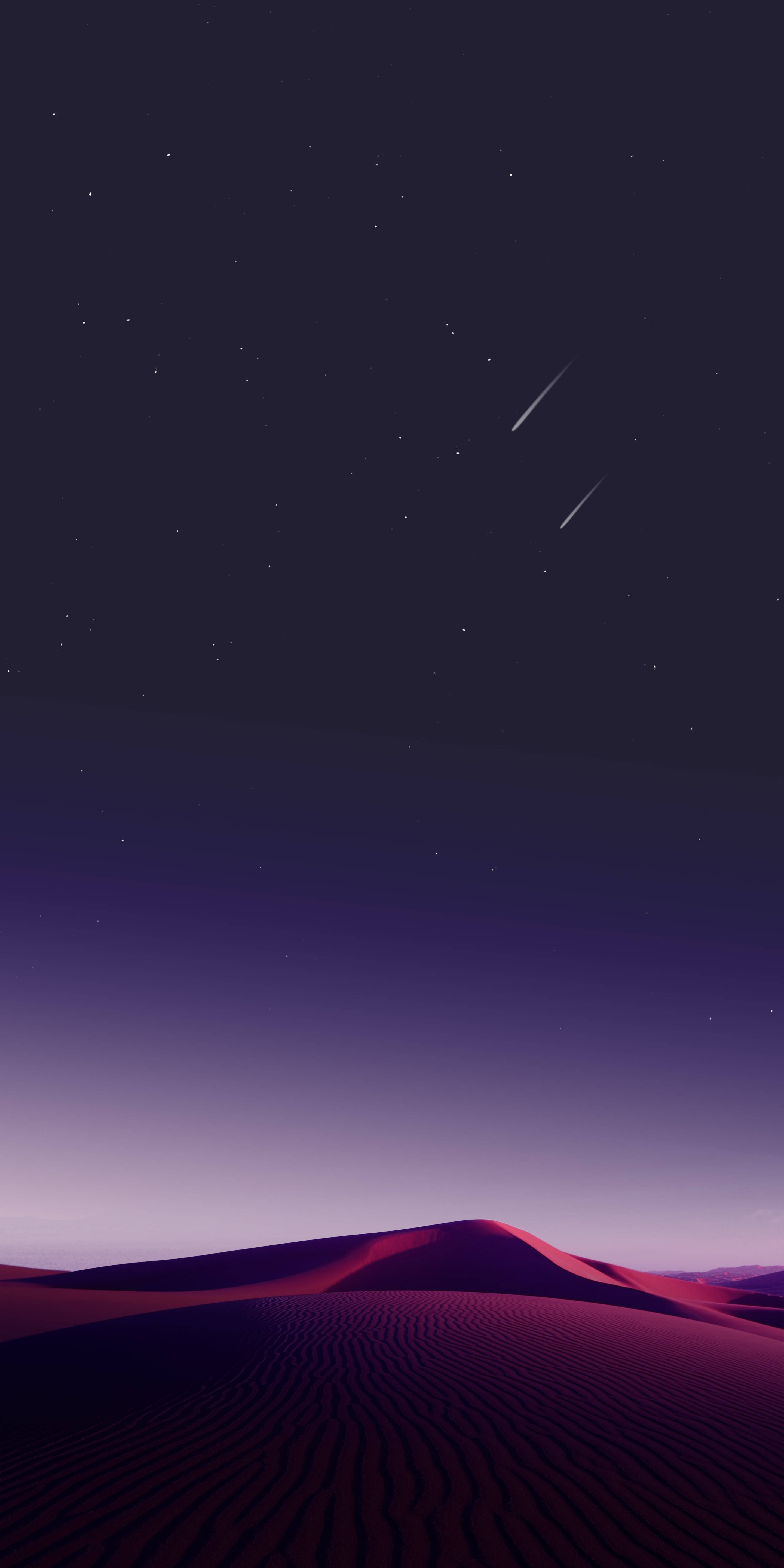 Beautiful Cool 桌布 壁紙 — 在繁星點點的暮色天空下，一片寧靜的沙漠沙丘景觀，兩顆發光的流星劃過深紫色的蒼穹。