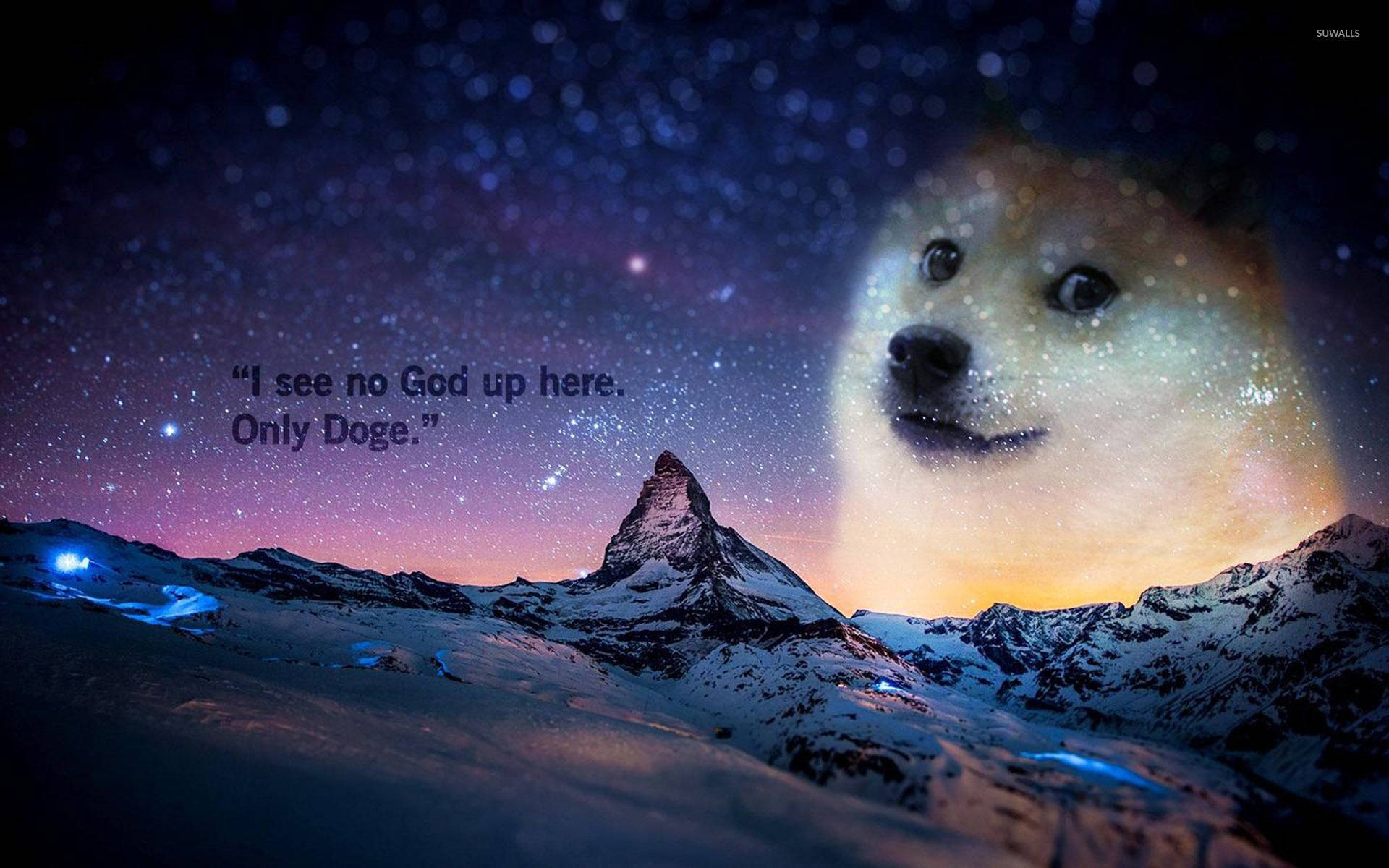 meme 桌布 壁紙 — 在繁星點點的暮色天空下，白雪皚皚的山脈背後有一個巨大的 Doge 面孔在發光。