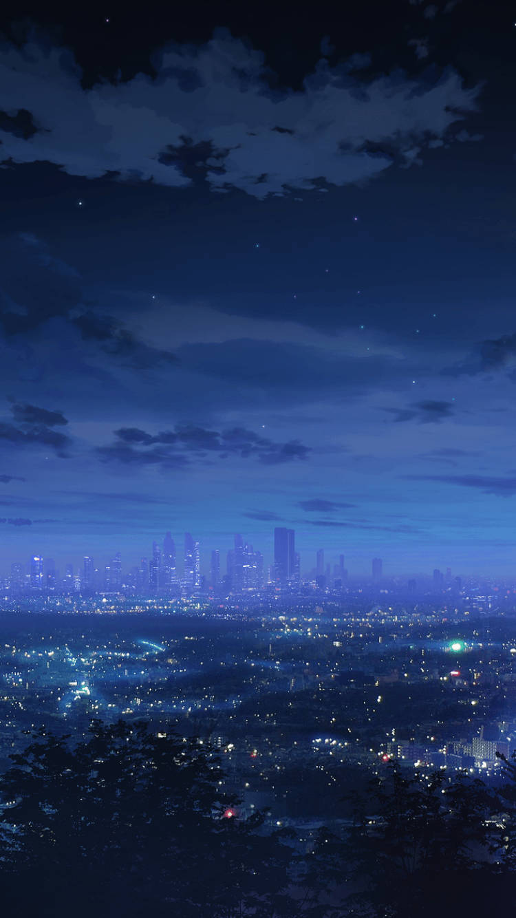動漫城市 桌布 壁紙 — 在繁星點點的暮色天空和烏雲下，廣闊城市景觀的寧靜夜景。