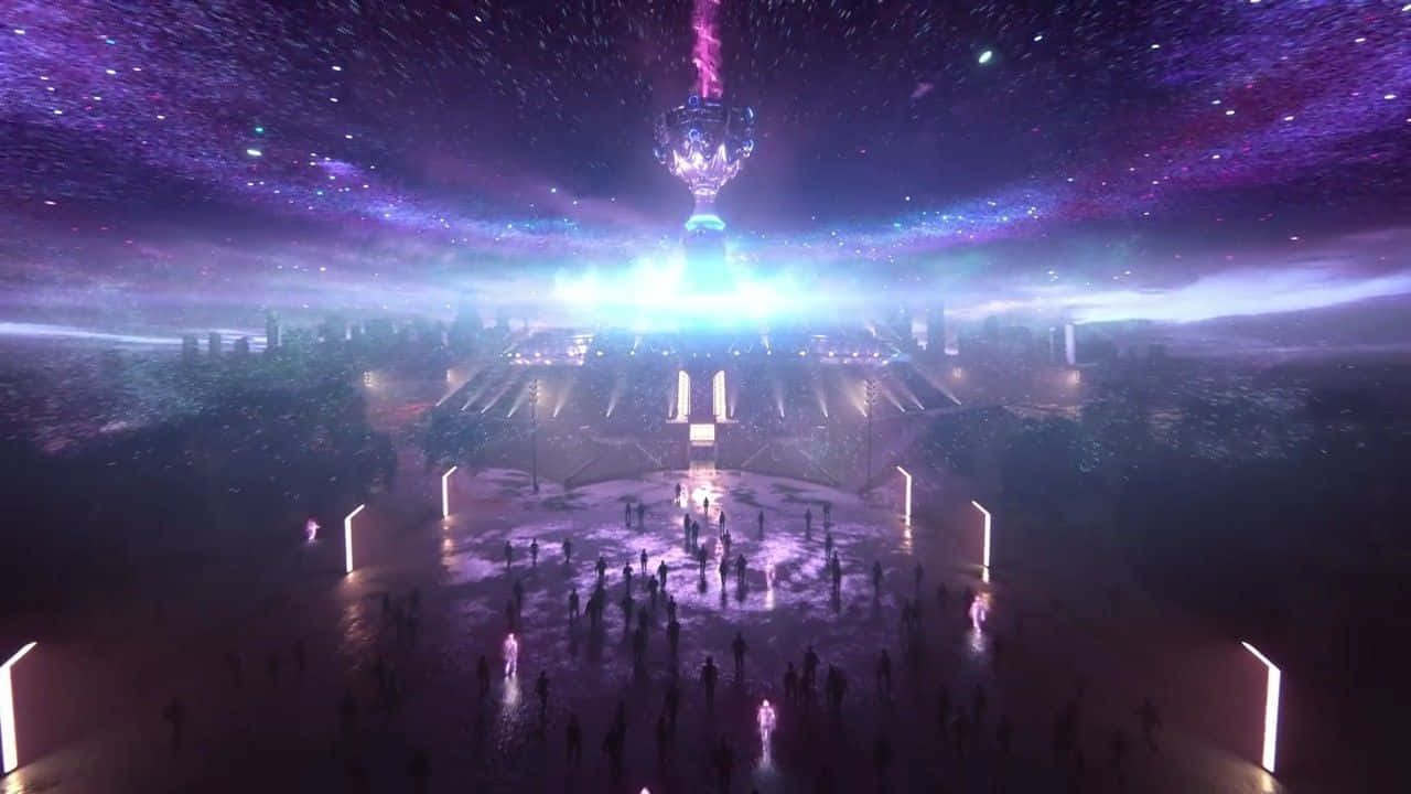 Esports 桌布 壁紙 — 在繁星點點的紫色天空下，一個未來主義的城市廣場，發光的柱子和光芒四射的中央塔照亮了下方的群眾。