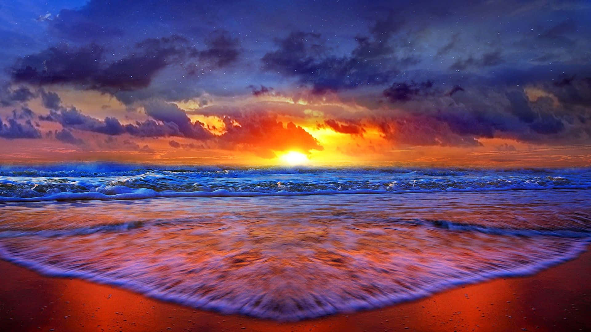 Beach Sunset HD 桌布 壁紙 — 在繁星點點的紫色天空下，火橙色海浪拍打紅色沙灘的戲劇性日落。