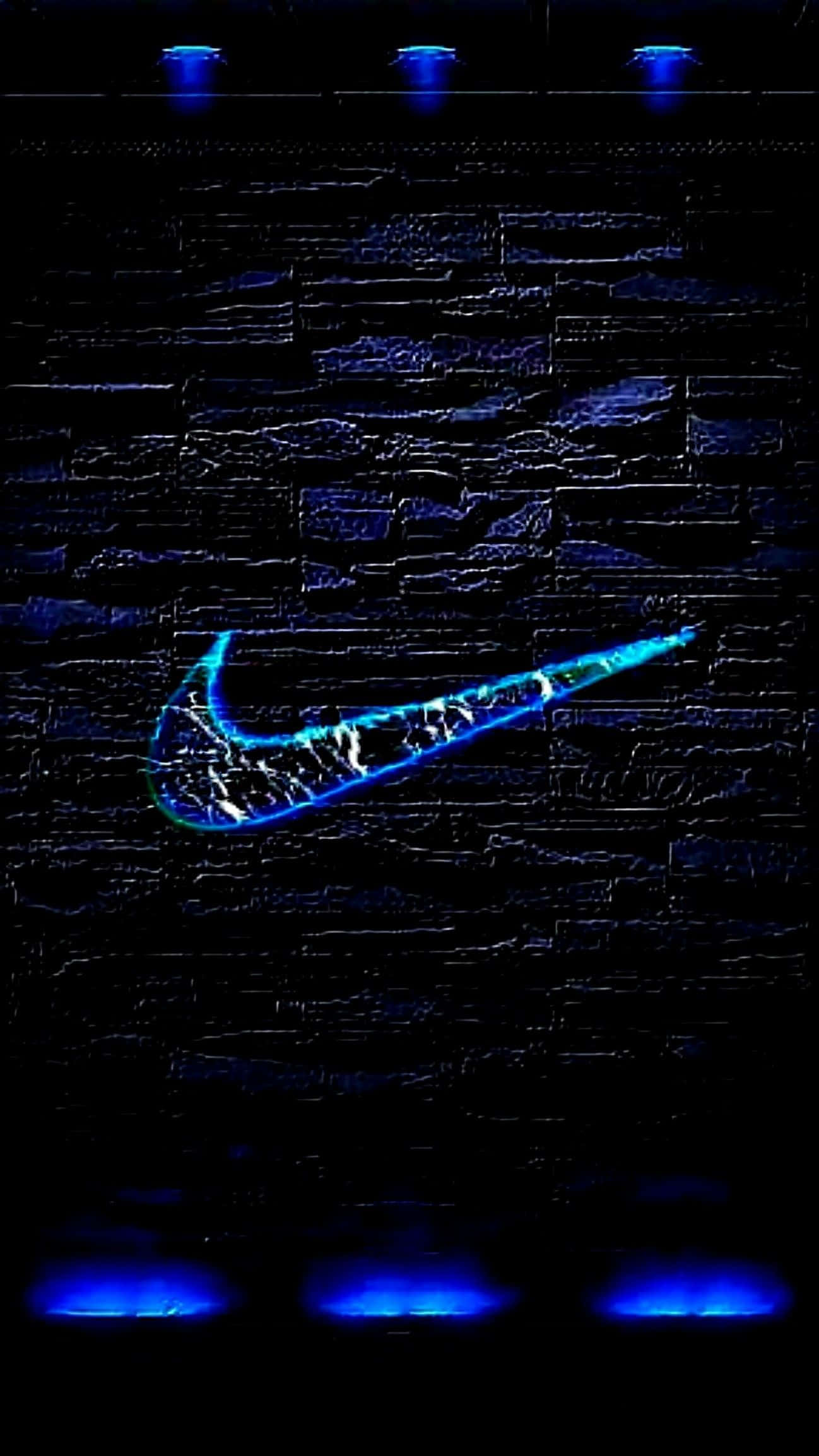 Nike 桌布 壁紙 — 在聚光燈下，發光的藍色Nike Swoosh標誌照亮了深色紋理石牆。