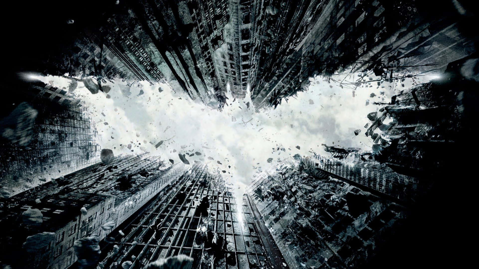 Batman The Dark Knight Returns 桌布 壁紙 — 在聳入雲霄的摩天大樓之間的城市街道上，一場戲劇性的黑白爆炸爆發，將碎片向上噴射。