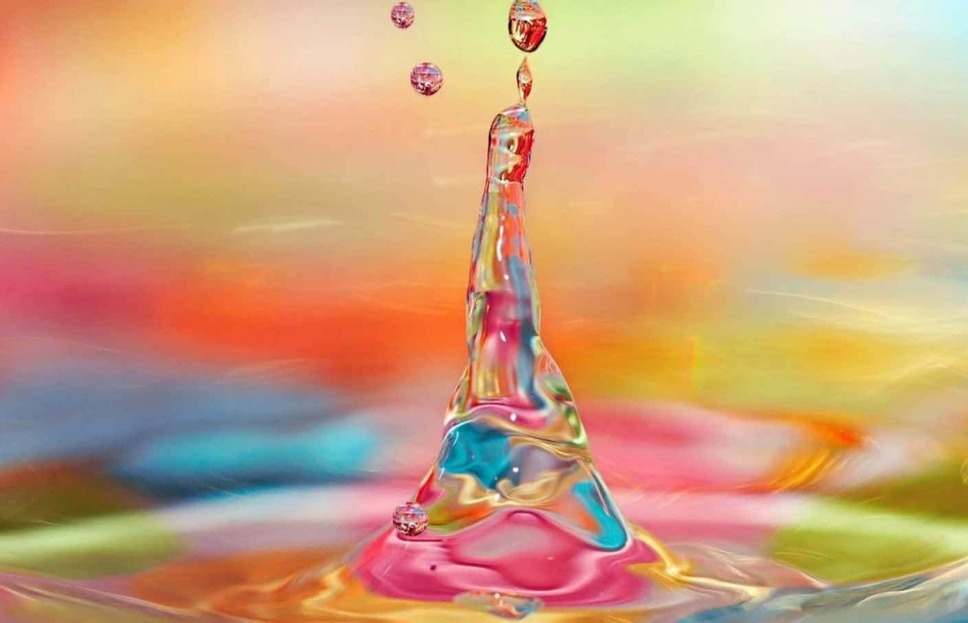 Bright 桌布 壁紙 — 在色彩繽紛的模糊背景下，水珠在空中凍結的鮮豔飛濺。