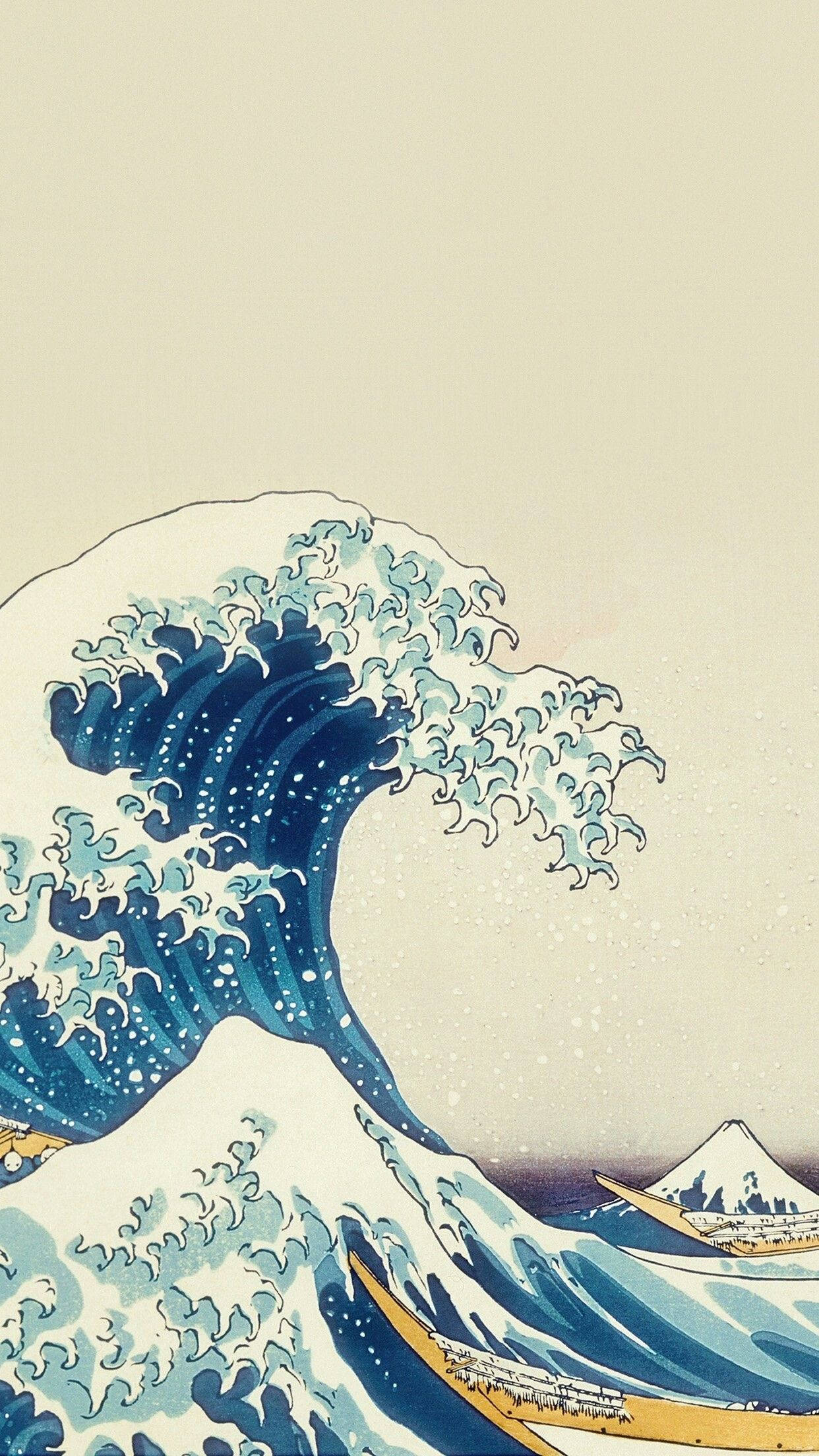 waves 桌布 壁紙 — 在蒼白的天空下，一道高聳的藍色巨浪撲向小船，遠處可見富士山。
