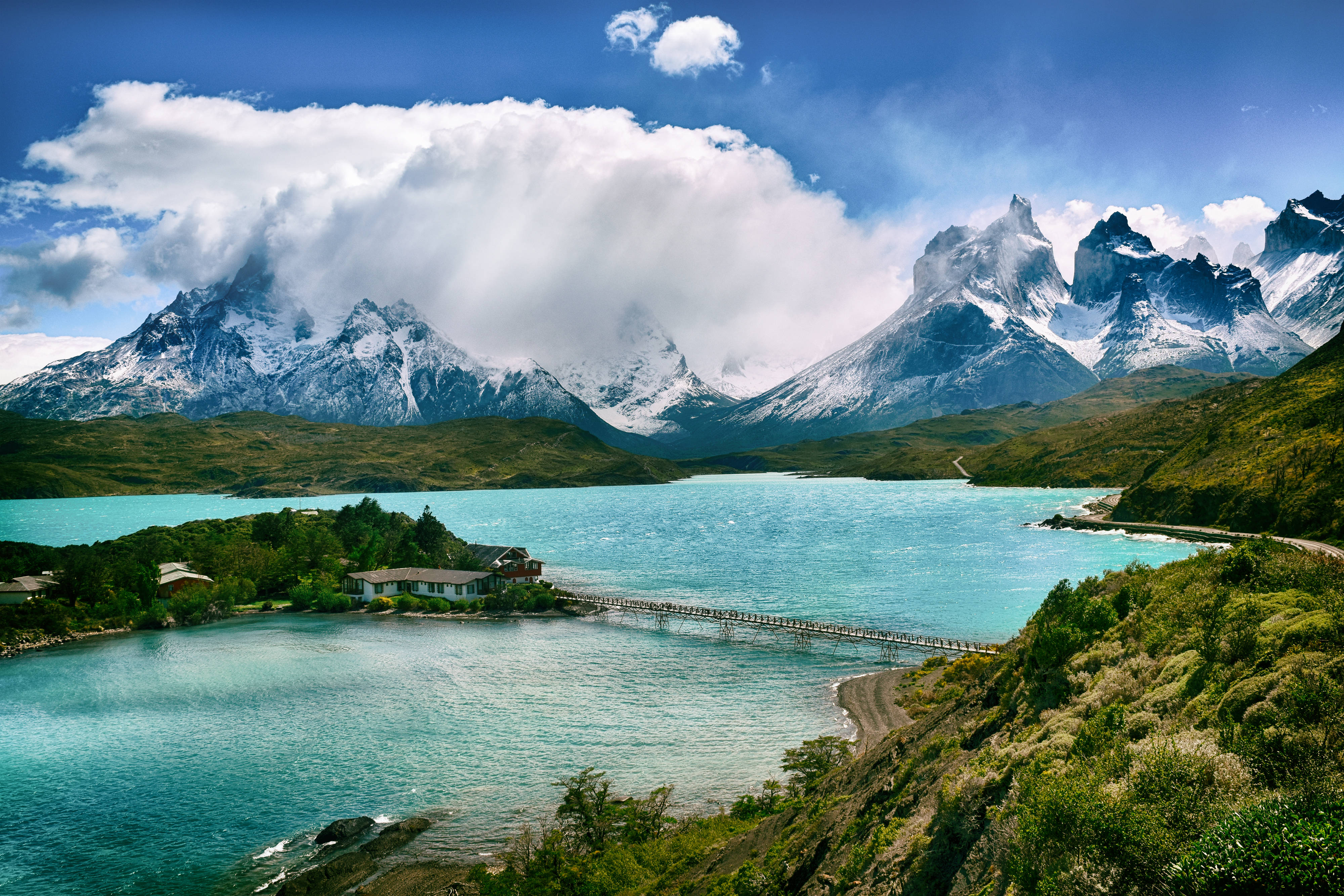 Chile 桌布 壁紙 — 在藍天白雲下，一個碧綠色的湖泊在雪山前延伸開來。