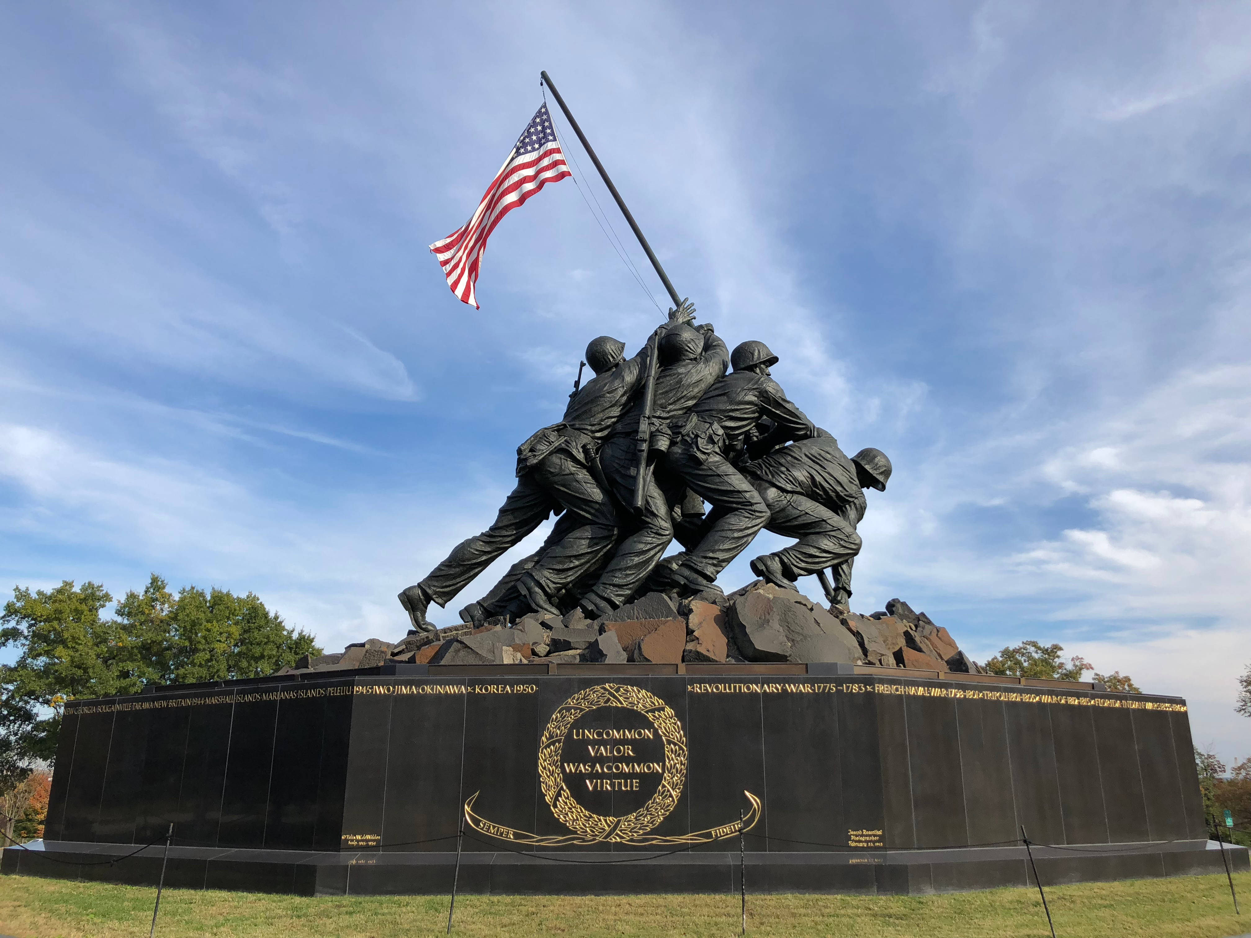 Virginia 桌布 壁紙 — 在藍天白雲下，黑色花崗岩底座上，海軍陸戰隊員升起美國國旗的銅像。