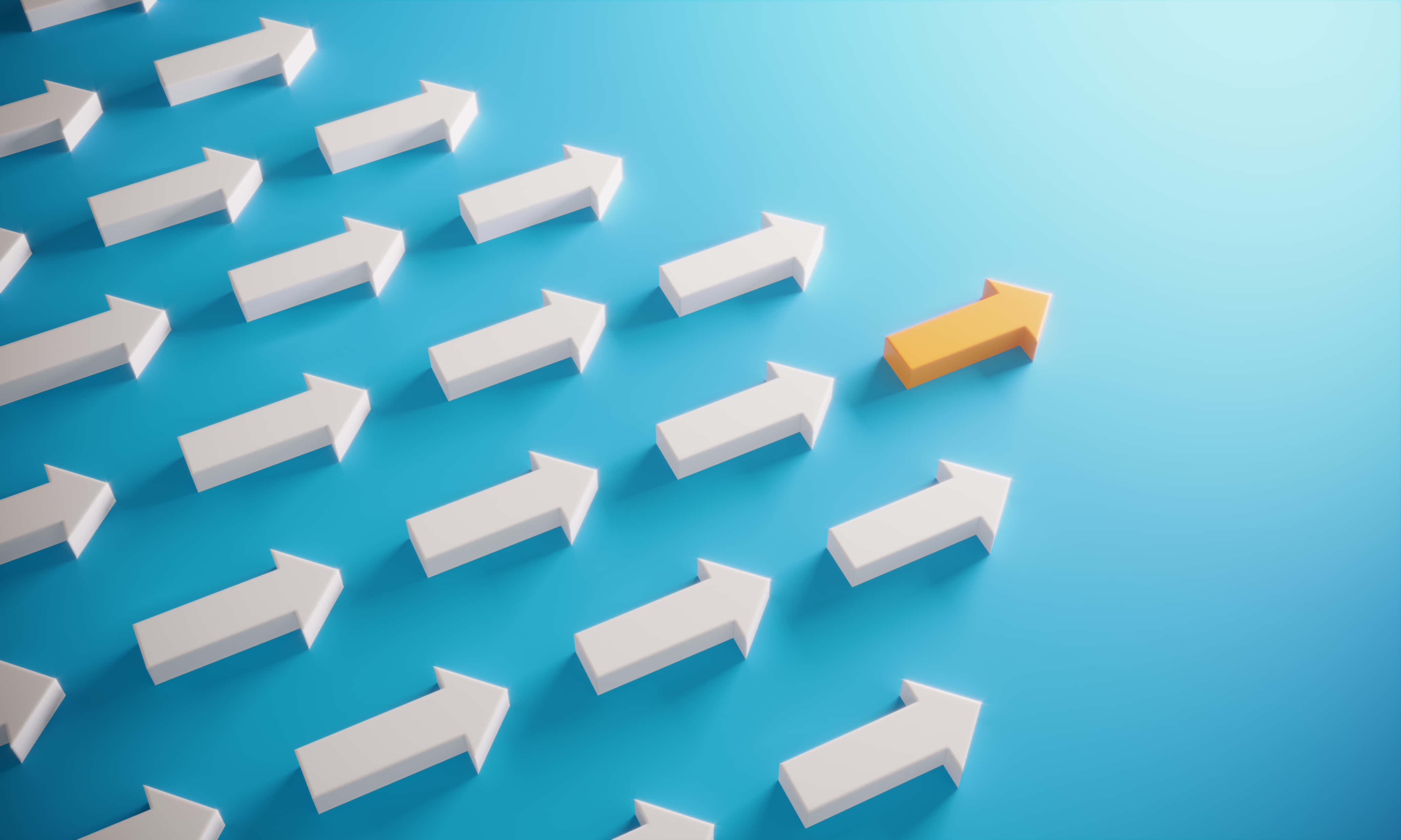 Leadership 桌布 壁紙 — 在藍色漸層背景上，一個黃色箭頭在眾多指向右方的白色箭頭中脫穎而出。