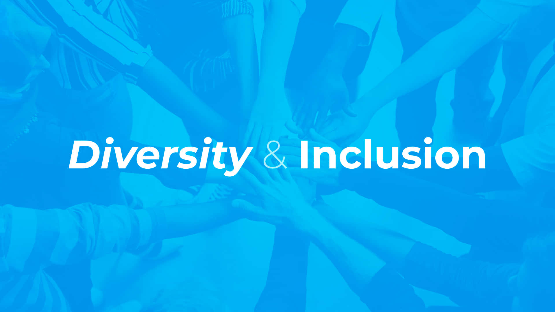 淺藍色 桌布 壁紙 — 在藍色調的照片上，疊加文字 Diversity & Inclusion，展示多樣化的手疊在一起團結一致。
