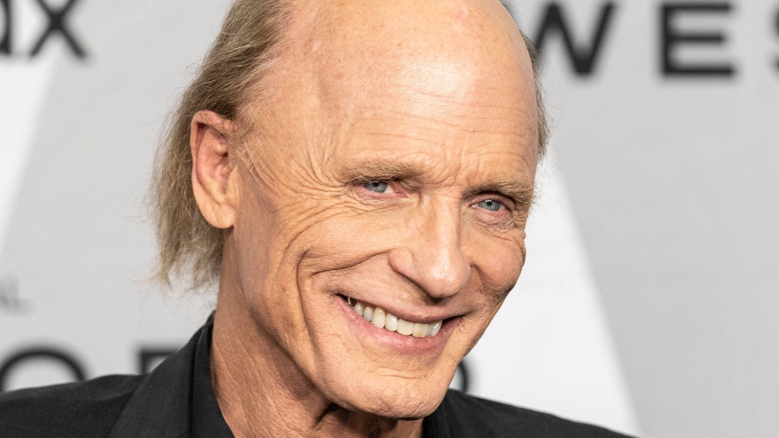 actor 桌布 壁紙 — 在記者會上，一位微笑的老年男性特寫，藍眼睛，頭髮稀疏。