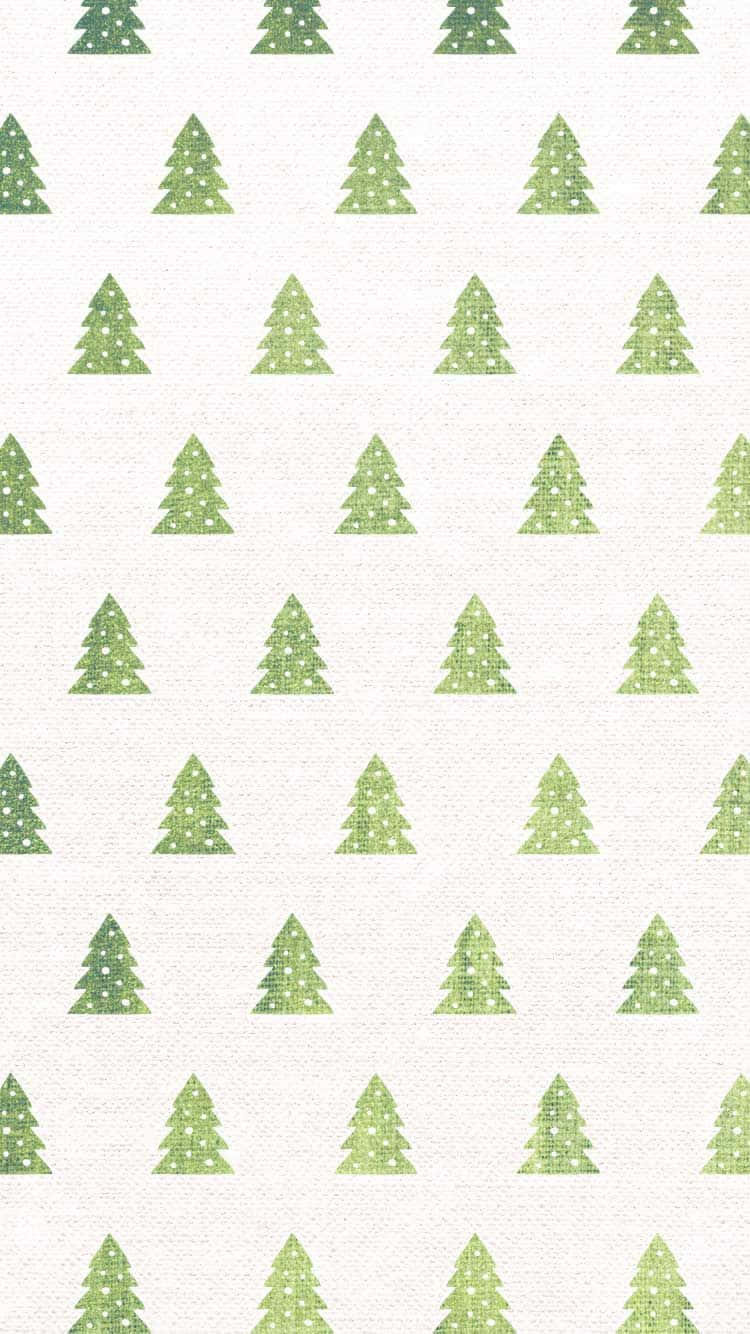 Cute Christmas Tree 桌布 壁紙 — 在質感米白色布料背景上重複的綠色閃光松樹圖案。