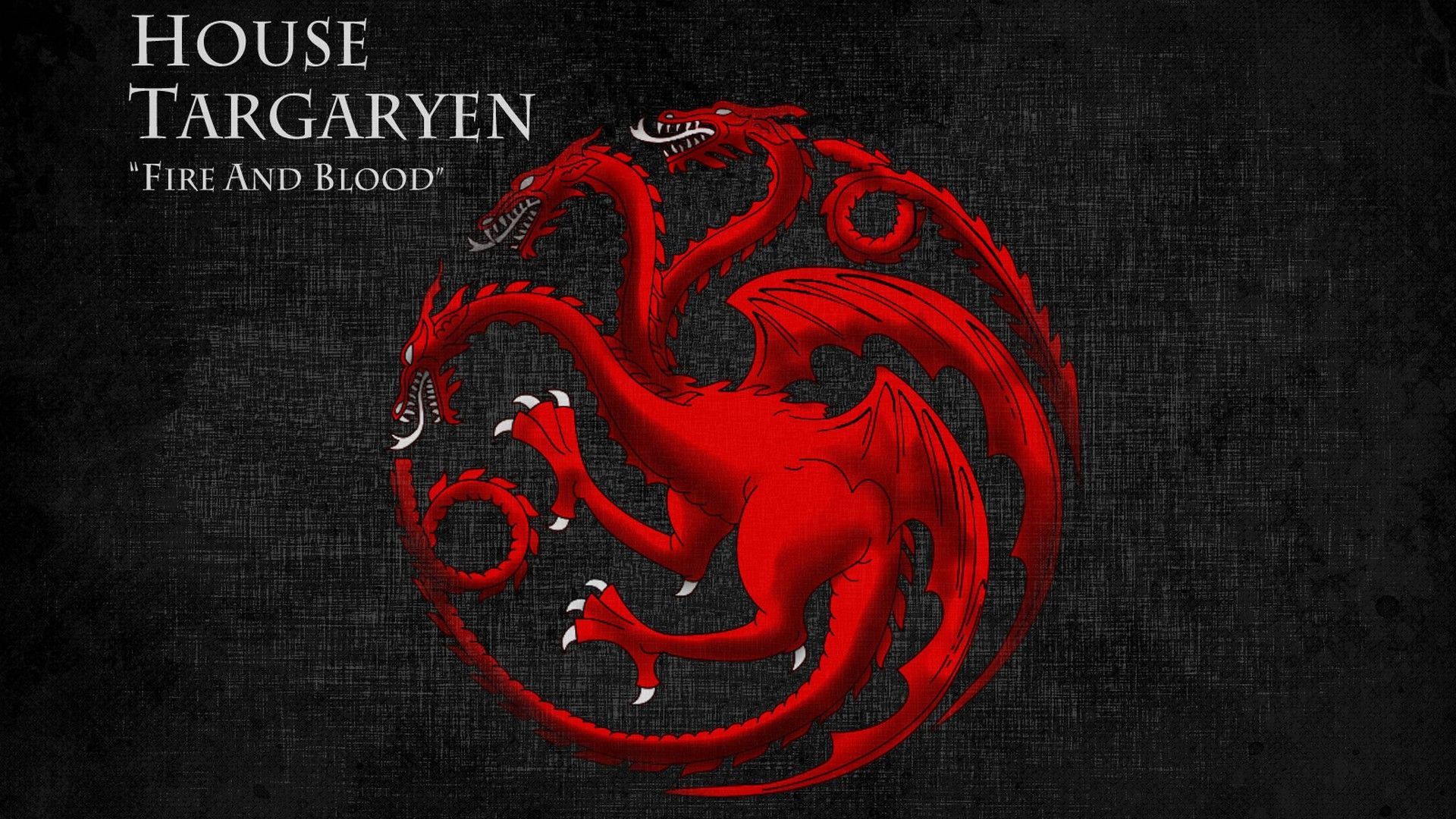坦格利安家族 桌布 壁紙 — 在質感黑色布料上，帶有 House Targaryen 文字的醒目紅色三頭龍徽章。