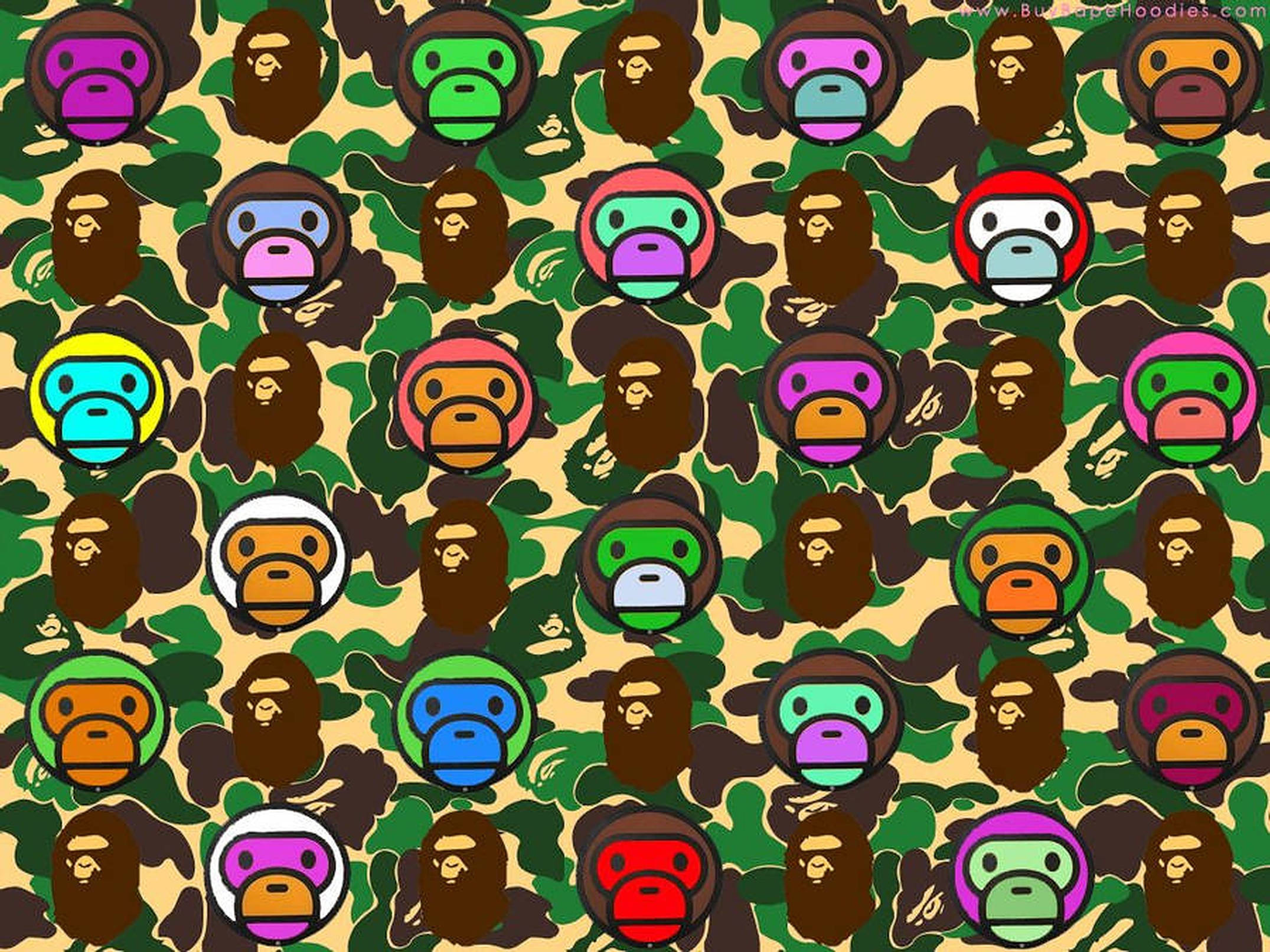 bape logo 桌布 壁紙 — 在軍事迷彩背景上重複出現的彩色卡通猴子頭圖案。