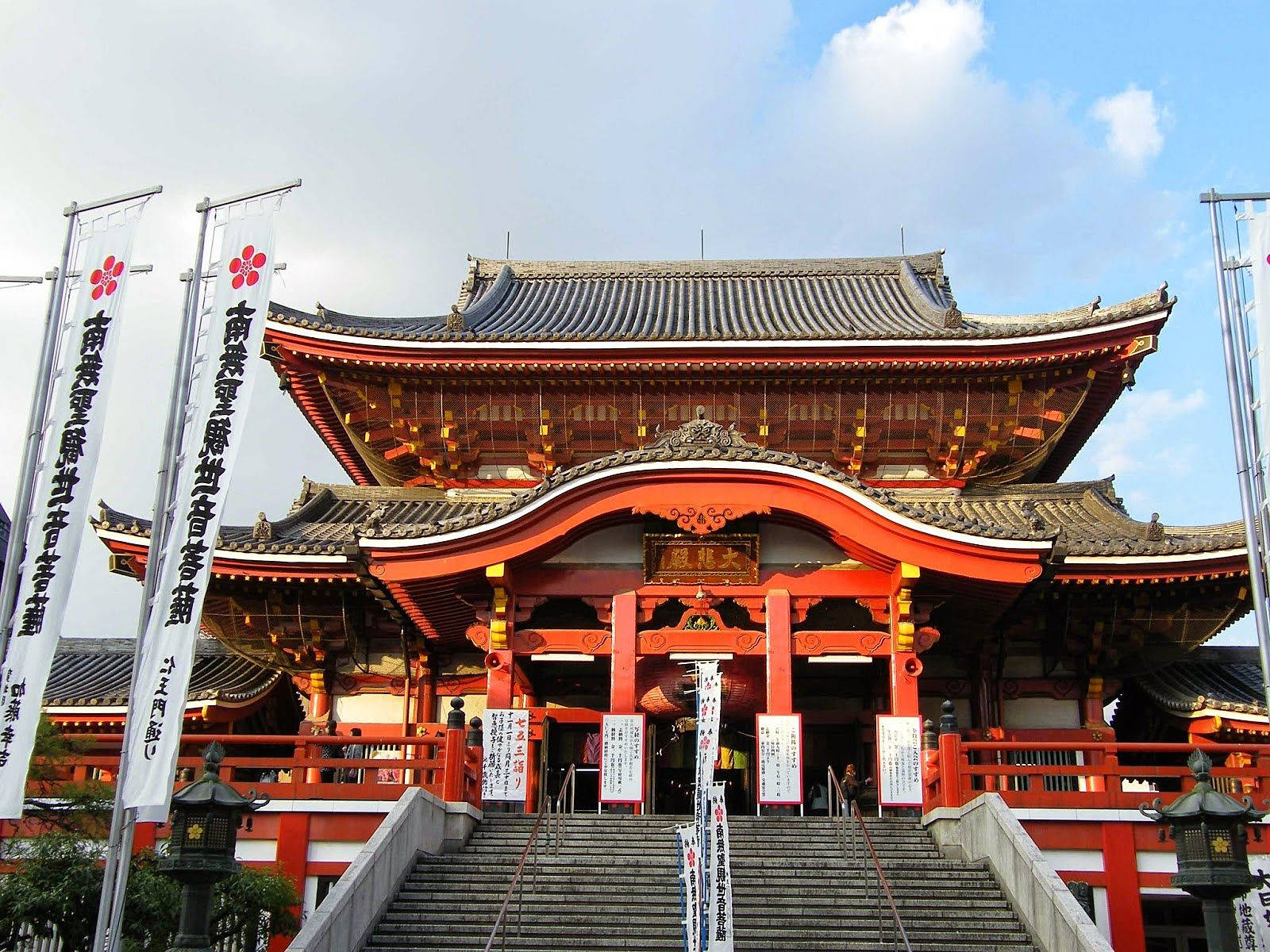 Nagoya 桌布 壁紙 — 在部分多雲的天空下，擁有寬闊瓦頂和石階的大型紅色日本神社。