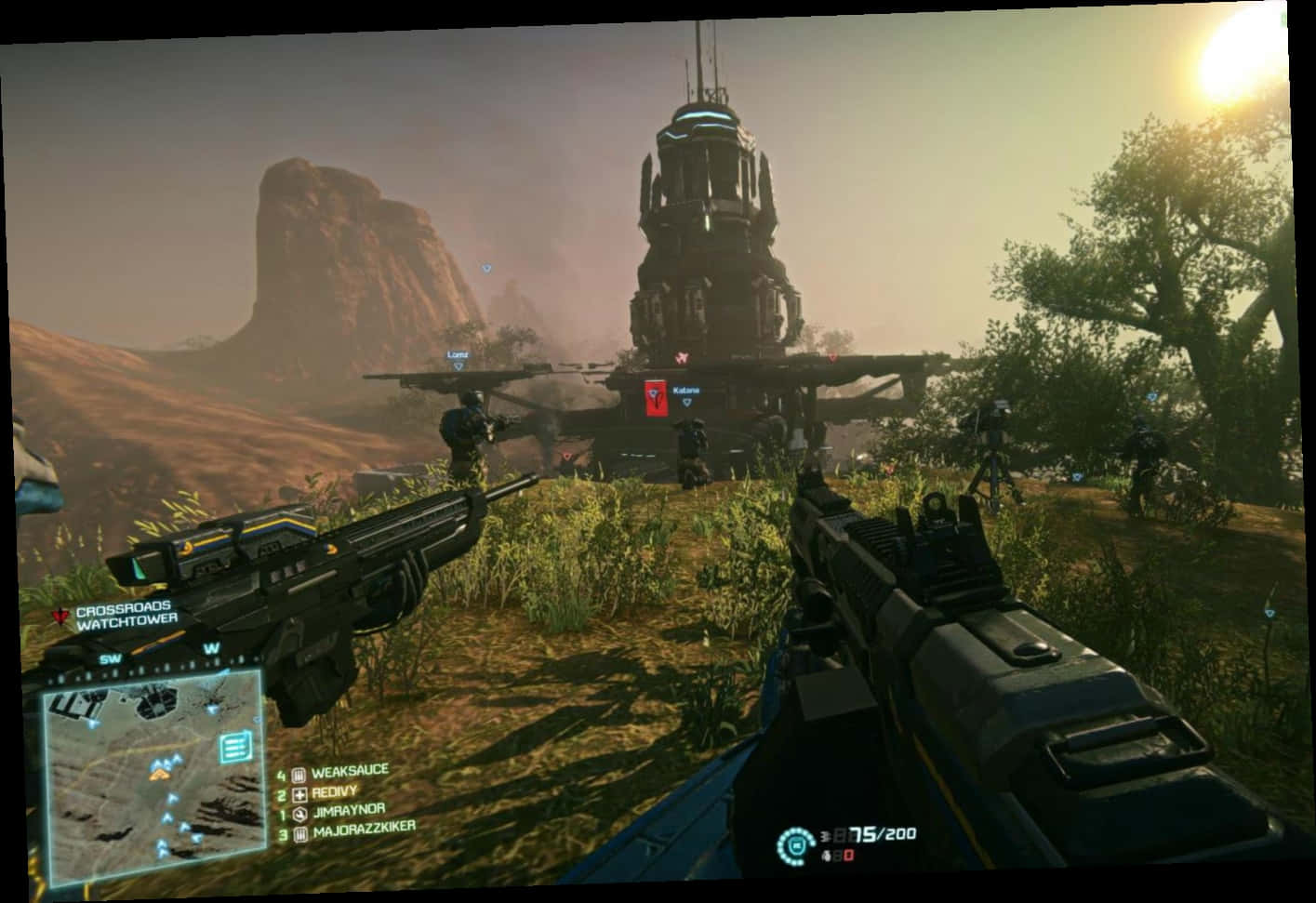 First-person Shooter Games 桌布 壁紙 — 在金色日落下的沙漠生物群落中，以第一人稱射擊視角觀看未來風格的瞭望塔和小隊成員。
