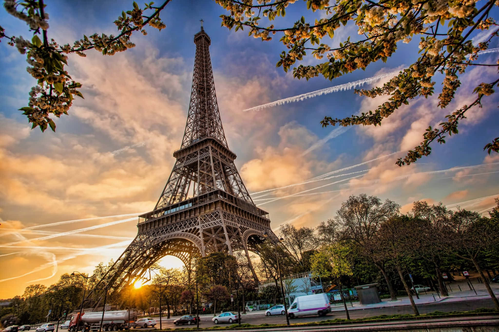 Paris Desktop 桌布 壁紙 — 在金色日落天空和條紋雲彩下，盛開的櫻花襯托著艾菲爾鐵塔。