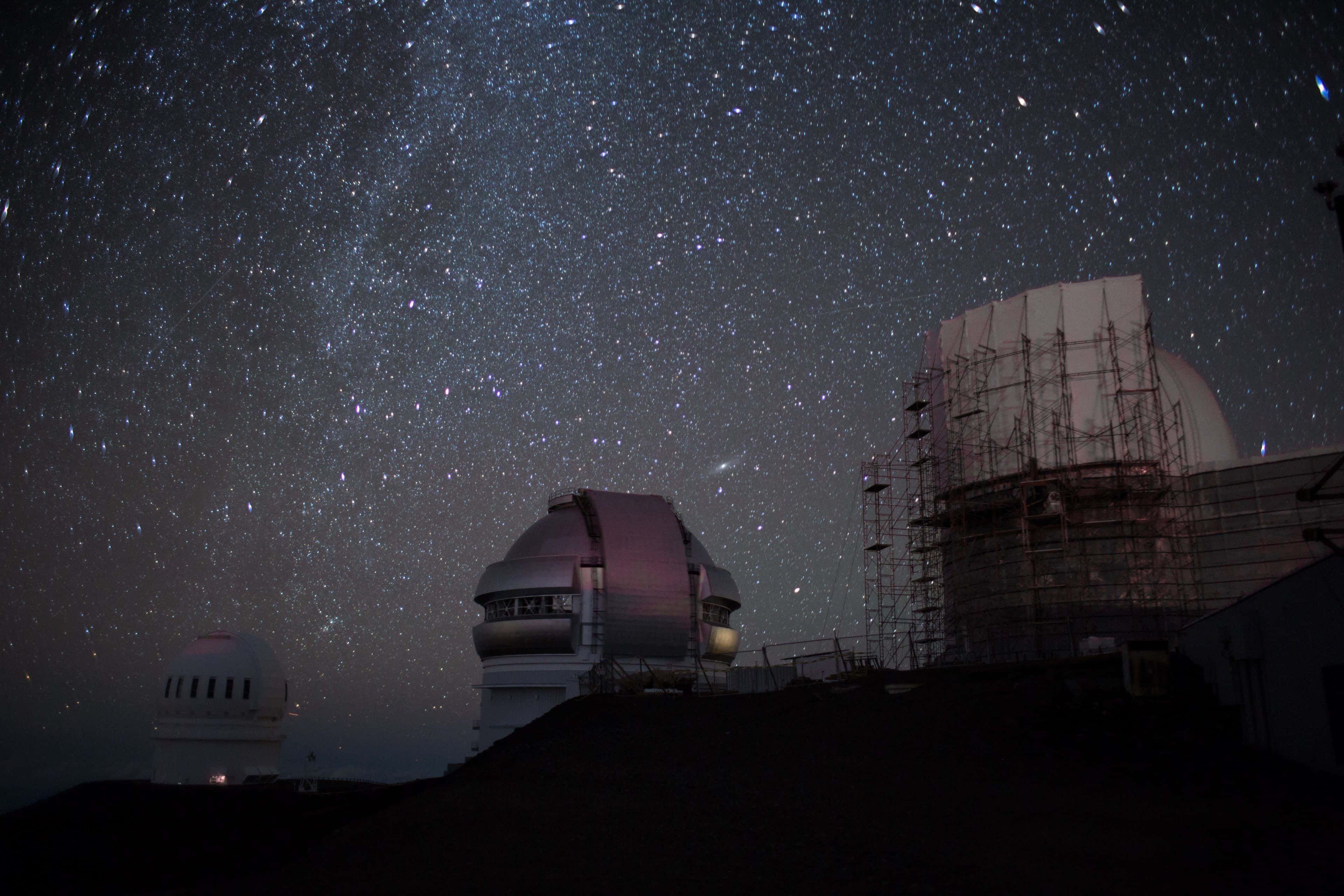 Space Observation 桌布 壁紙 — 在銀河光芒下，帶有鷹架的天文台圓頂上方佈滿星星的夜空。