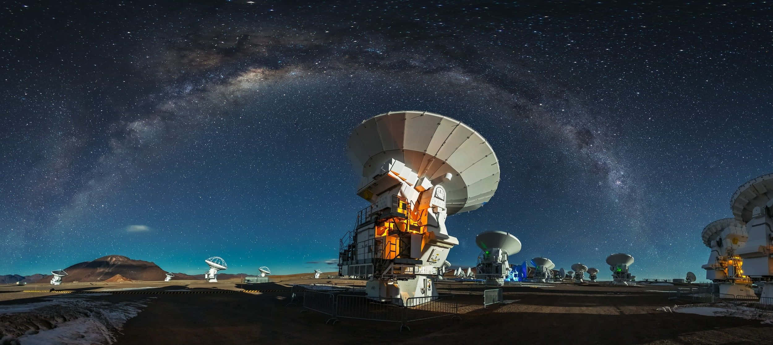 Satellite 桌布 壁紙 — 在銀河拱頂的星空下，無線電望遠鏡的全景夜景。