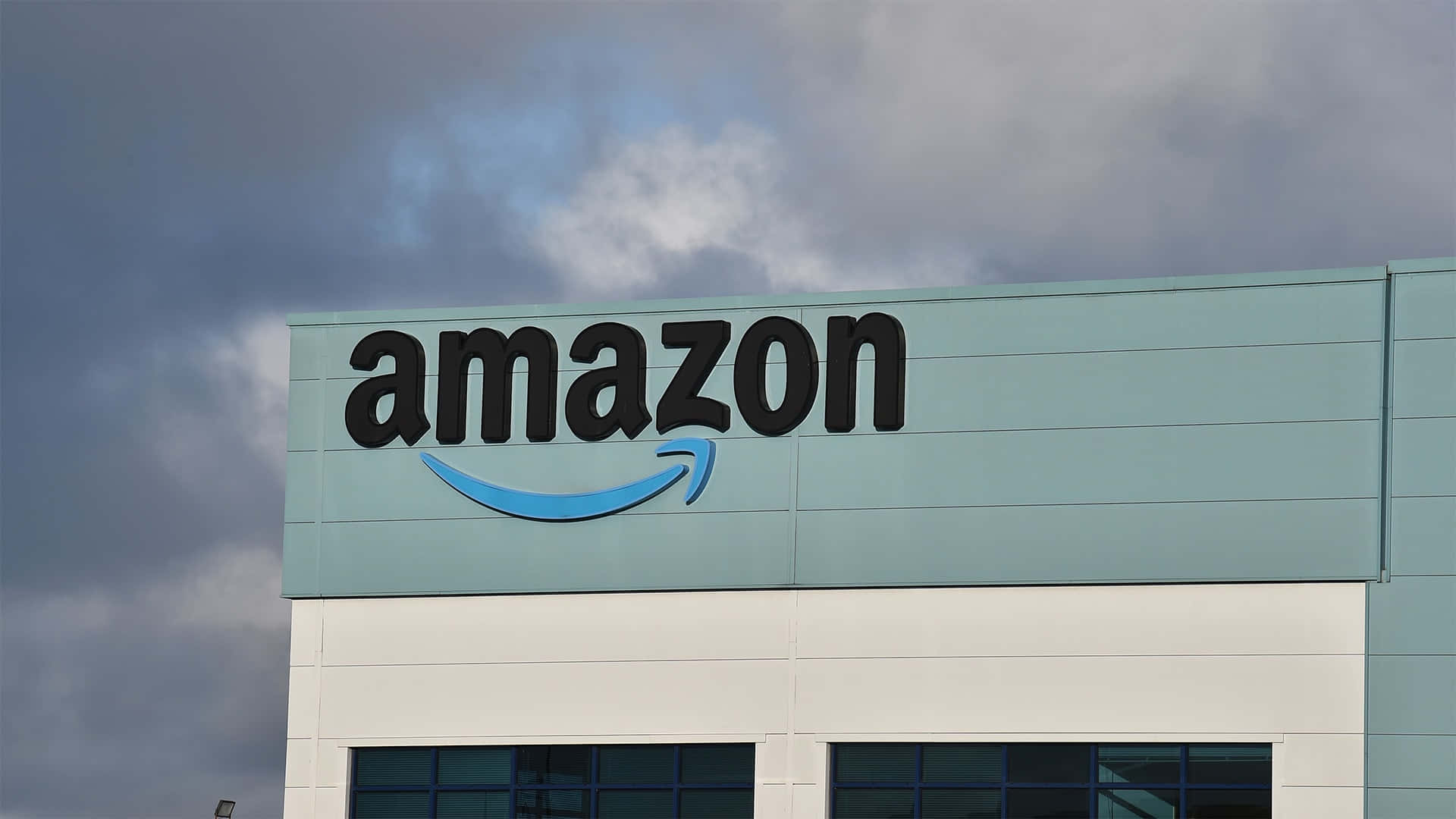 陰天下帶有標誌的Amazon企業建築 — 亞馬遜 GIF 壁紙