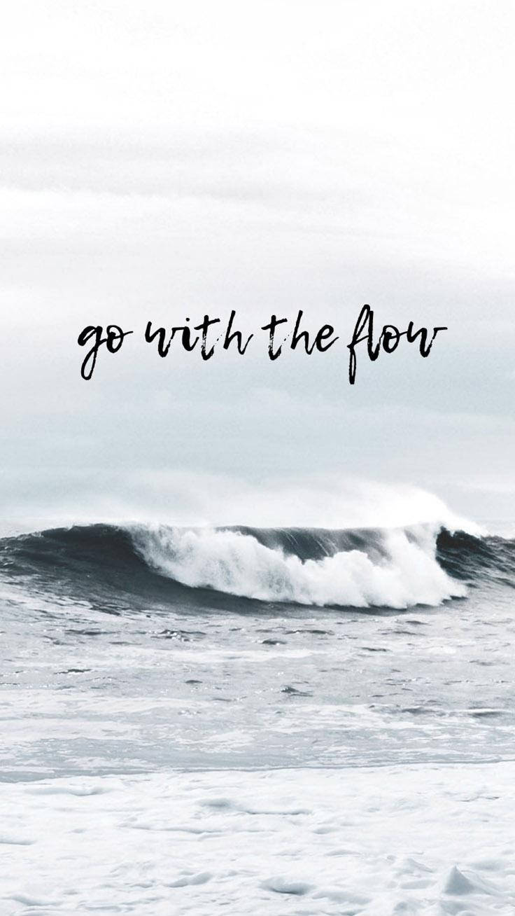 海浪拍打，帶有文字「go with the flow」