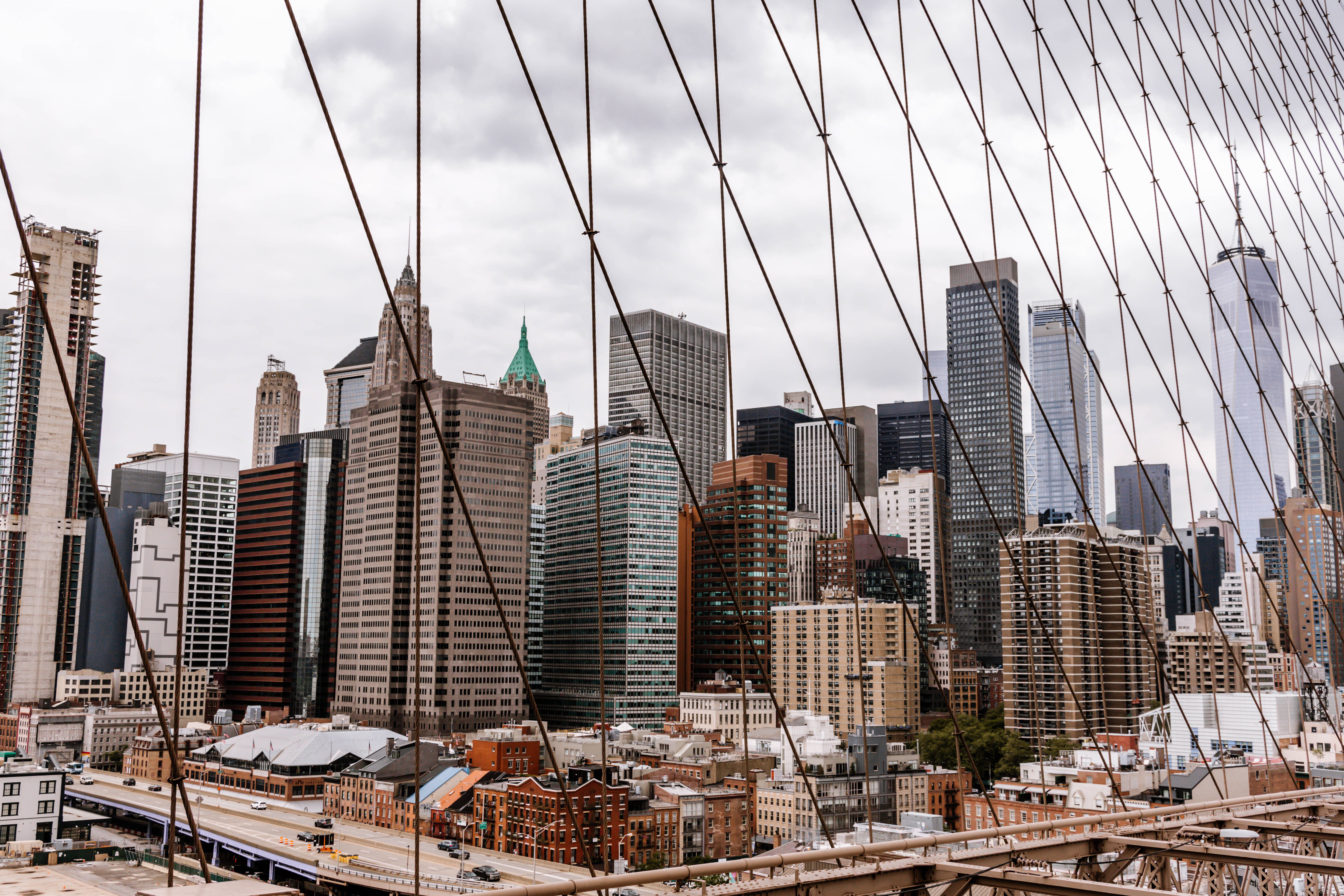 Nyc Aesthetic 桌布 壁紙 — 在陰天之下，布魯克林大橋的斜拉索框出紐約市天際線的景觀。