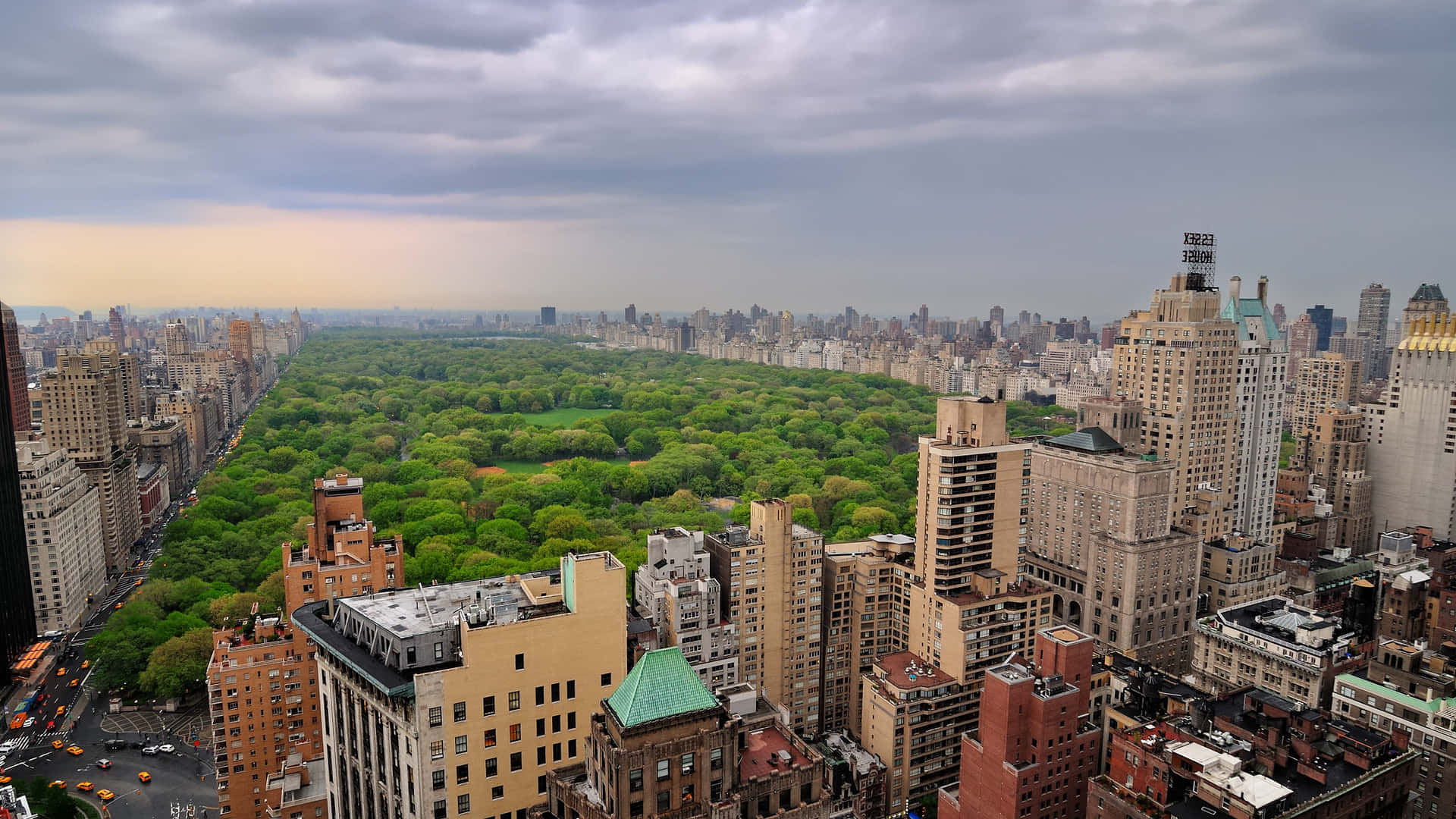New York City 4K Ultra HD 桌布 壁紙 — 在陰天天空下，中央公園被紐約市高聳摩天大樓環繞的鳥瞰圖。