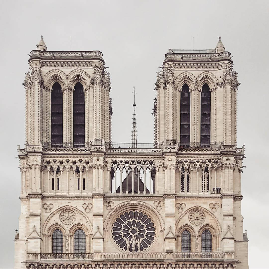 Notre Dame 桌布 壁紙 — 在陰天的天空下，巴黎聖母院華麗的石砌外牆的戲劇性特寫。
